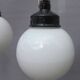 Trio suspensions globes verre opalin et bakélite
