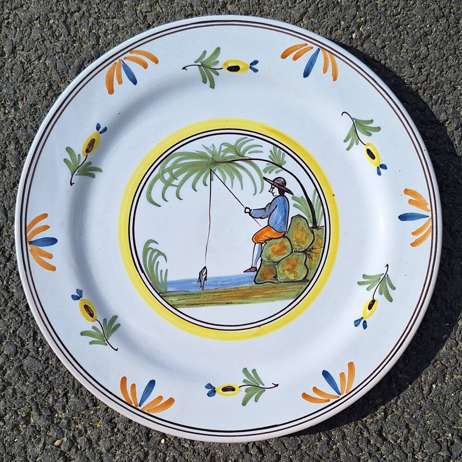 Assiette en faïence à décor de pecheur