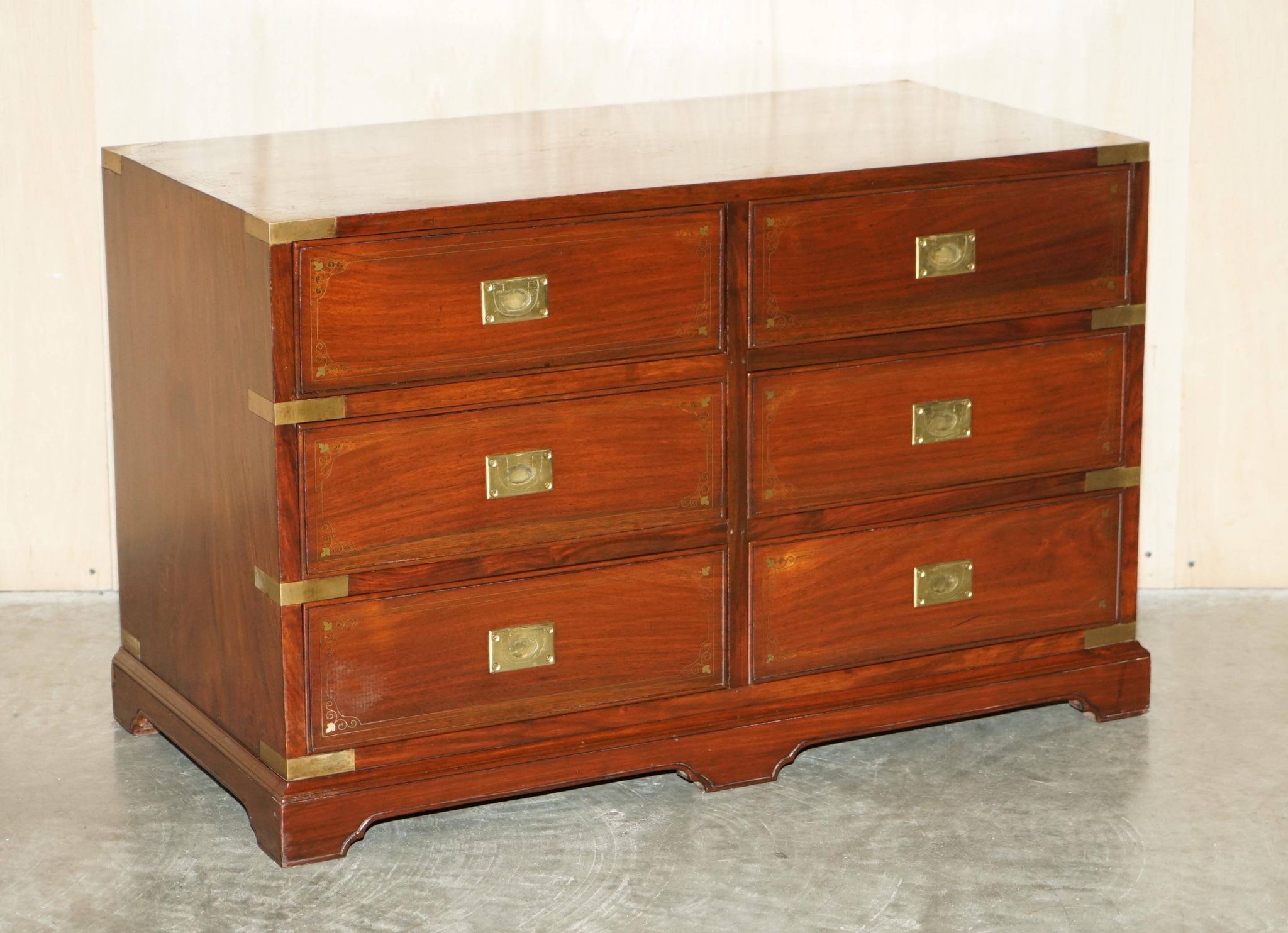 Commode vintage anglo-indienne en bois dur avec incrustations en laiton