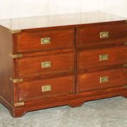 Commode vintage anglo-indienne en bois dur avec incrustations en laiton