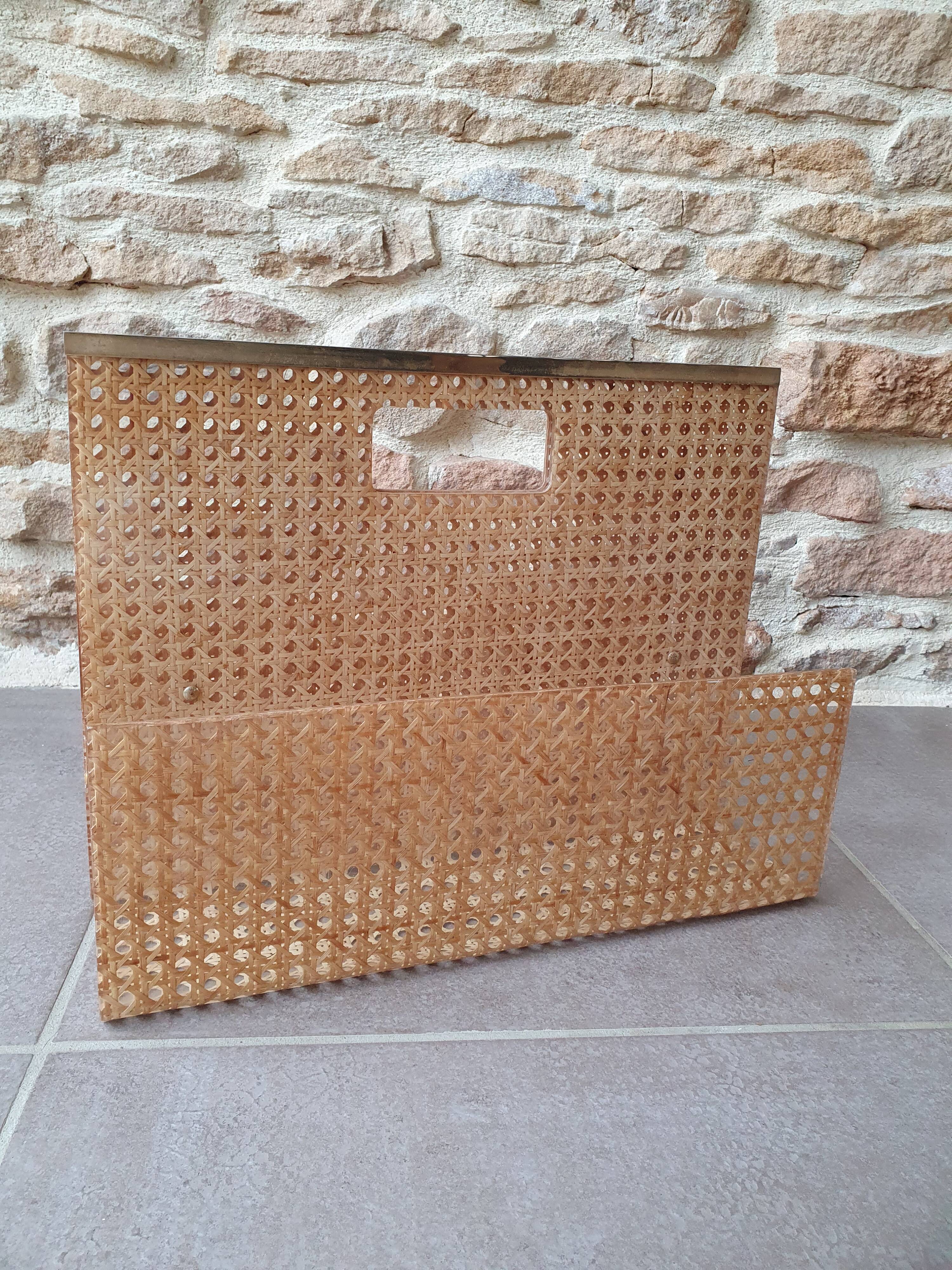 Caning magazine holder