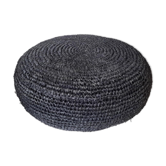 Round pouf in black raffia