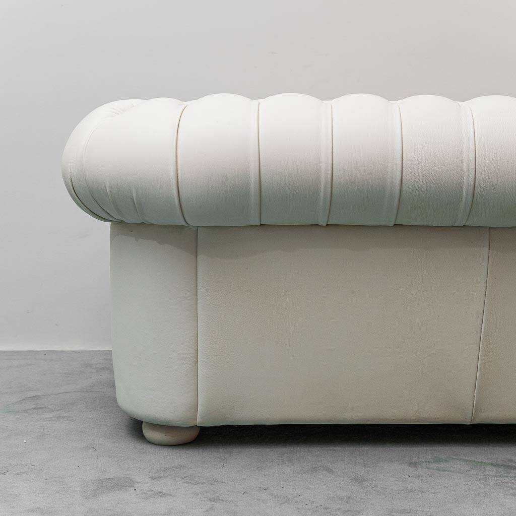 3-seater vintage Chesterfield sofa in white leather, 1970s modernist