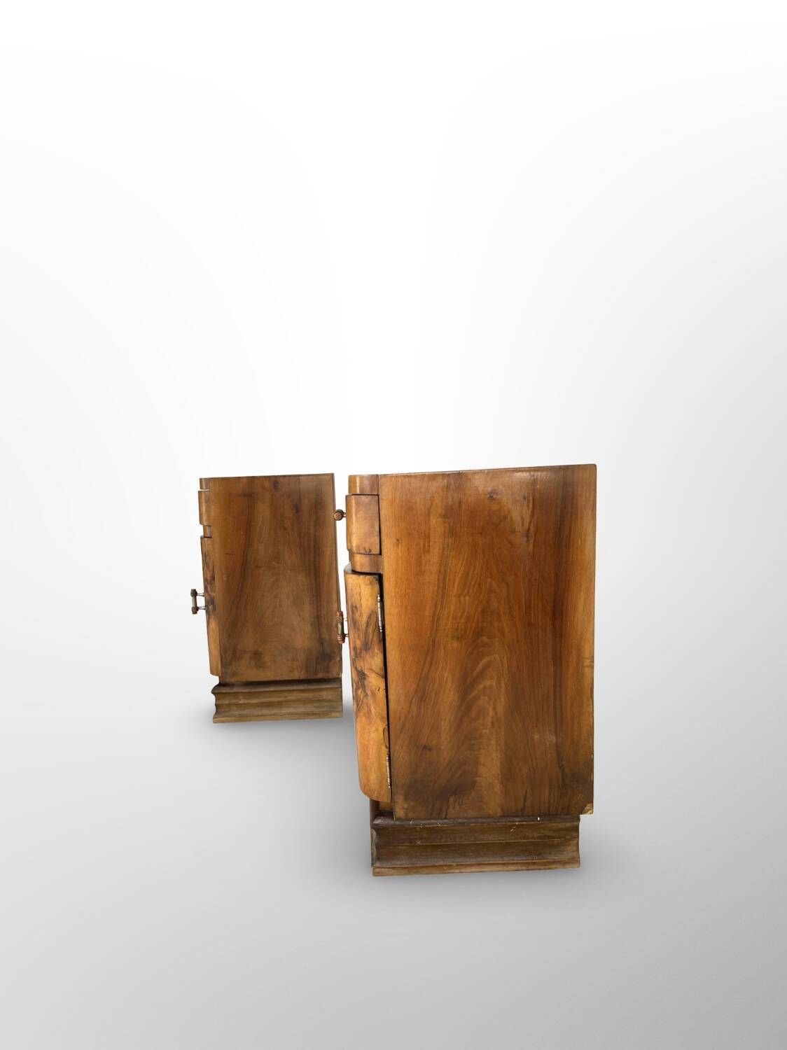 Tables de chevet Art déco italiennes en ronce de noyer, années 1930.
