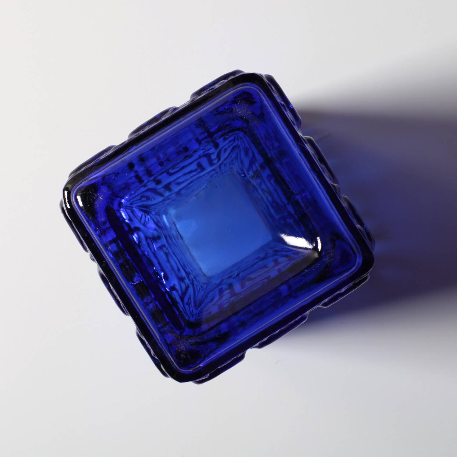 Vase en verre bleu cobalt du milieu du siècle : design finlandais par Tamara Aladin