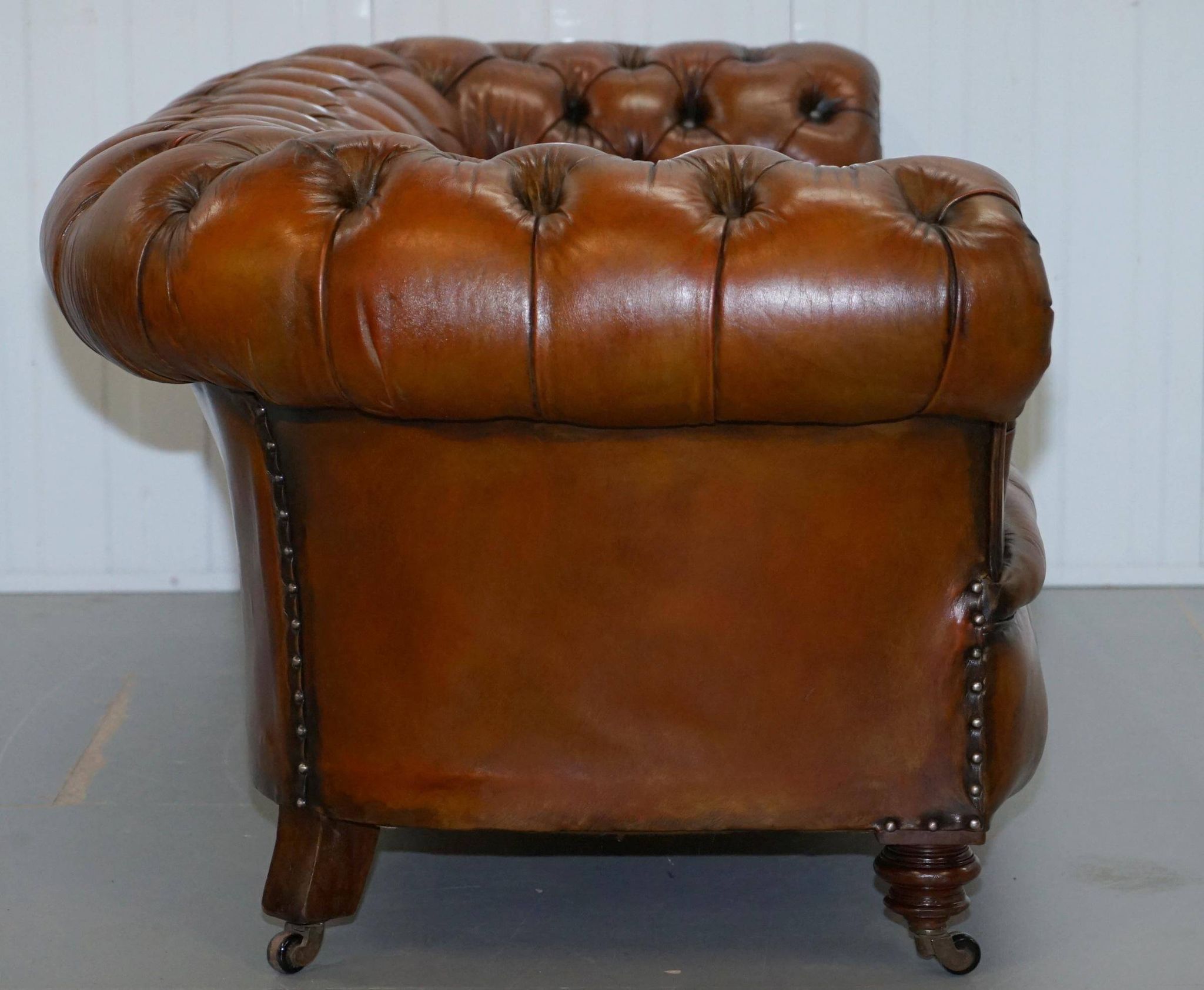 Victorian Chesterfield canapé from 1890 in restored leather, stamped Cornelius V. Smith.