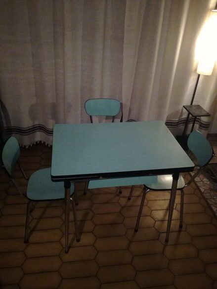 Set table and chairs in formica