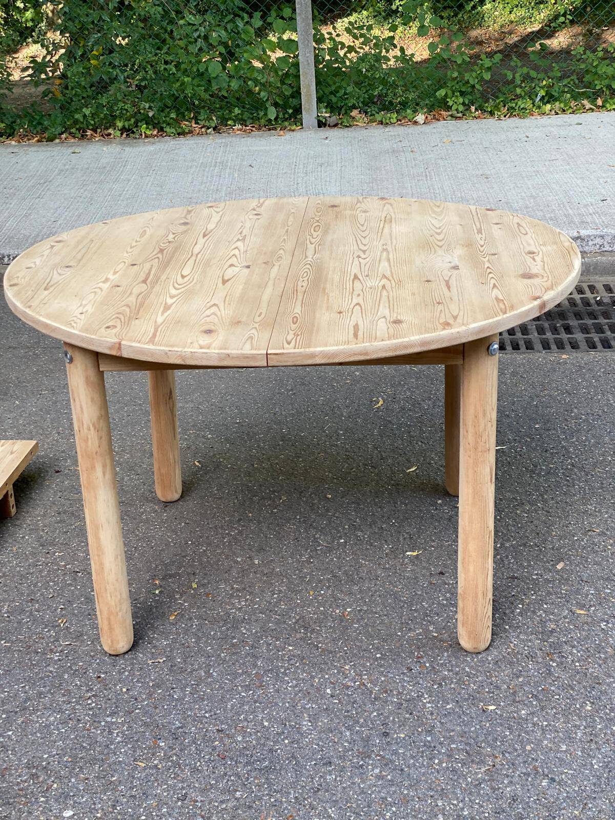 Scandinavian round extendable dining table stripped in solid wood from the 1970s.