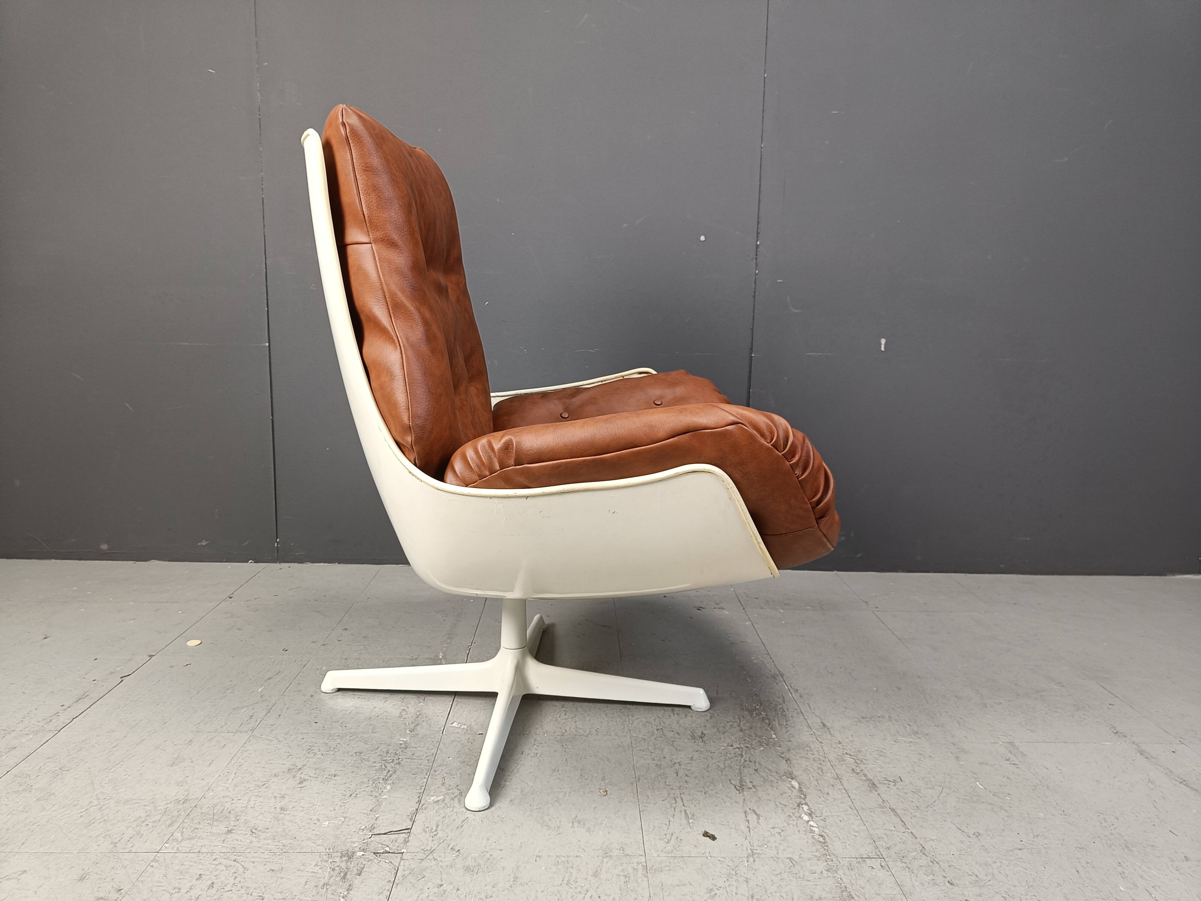 Space age fiberglass swivel chair, 1960s