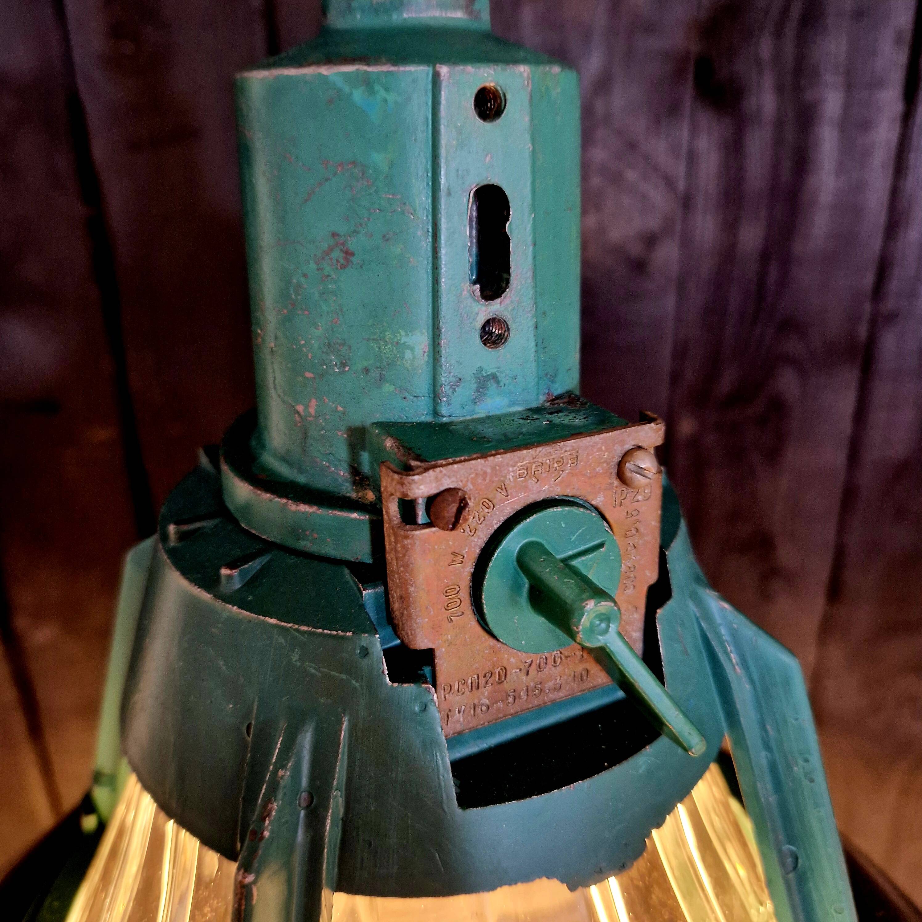 „Alma“ ukrainische Industrie Lampe Grün / Schwarz