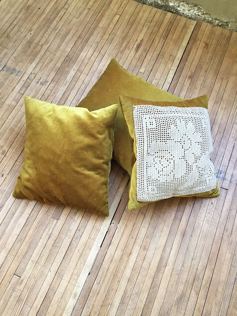 Lot of 3 yellow velvet cushions