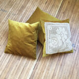 Lot of 3 yellow velvet cushions