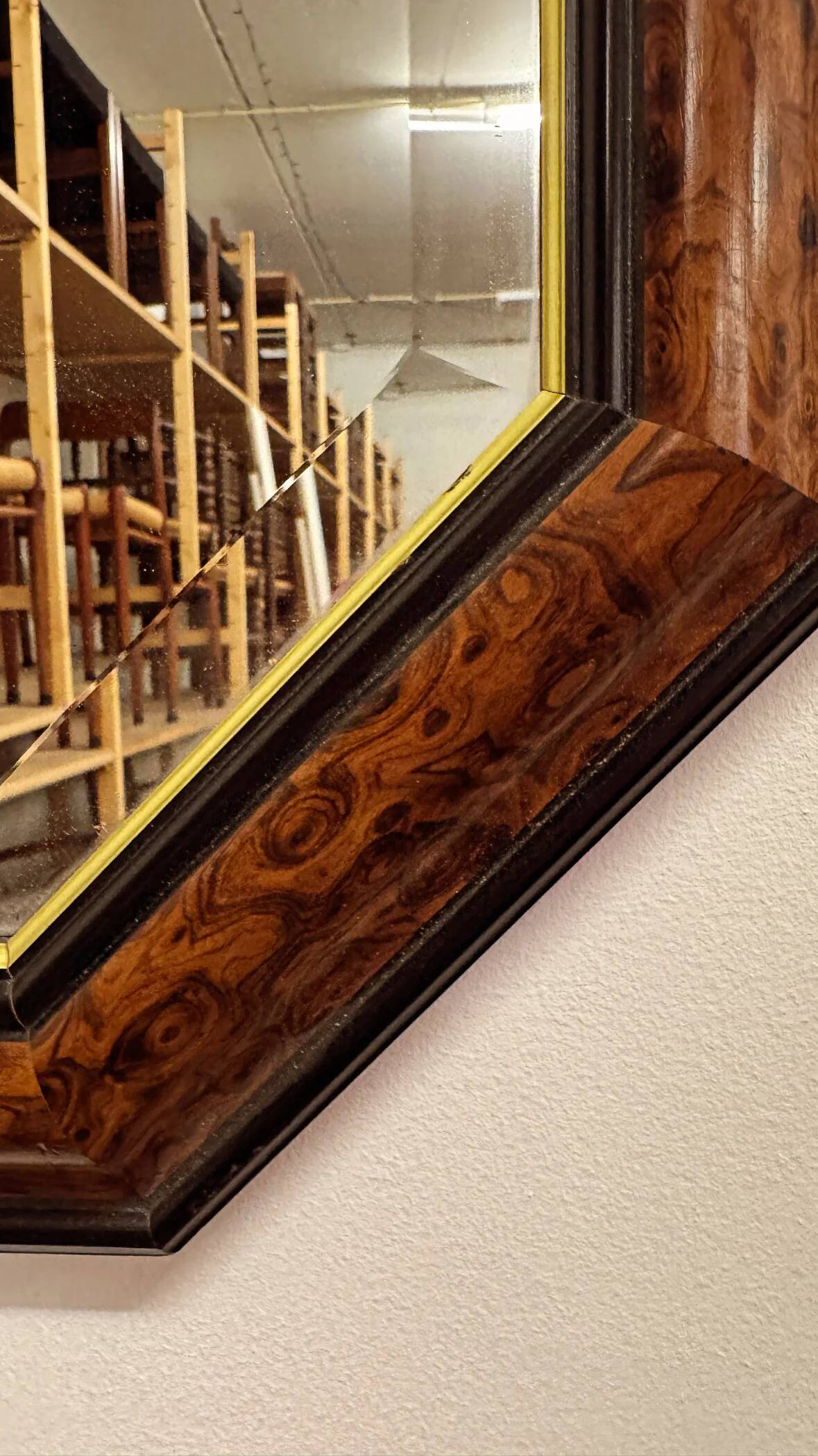 Miroir vintage hexagonal avec cadre en ronce de bois