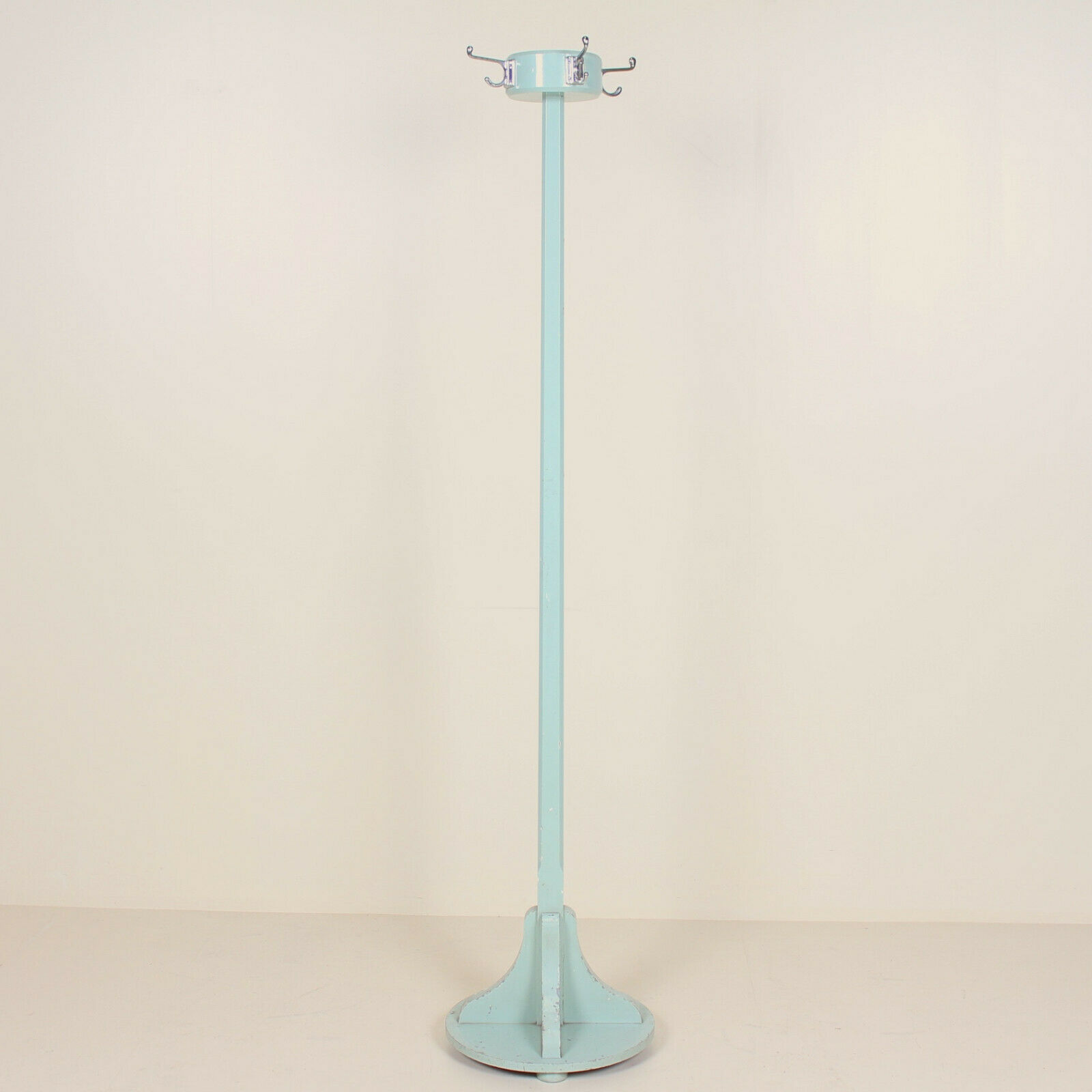 Coat hanger of the twentieth century