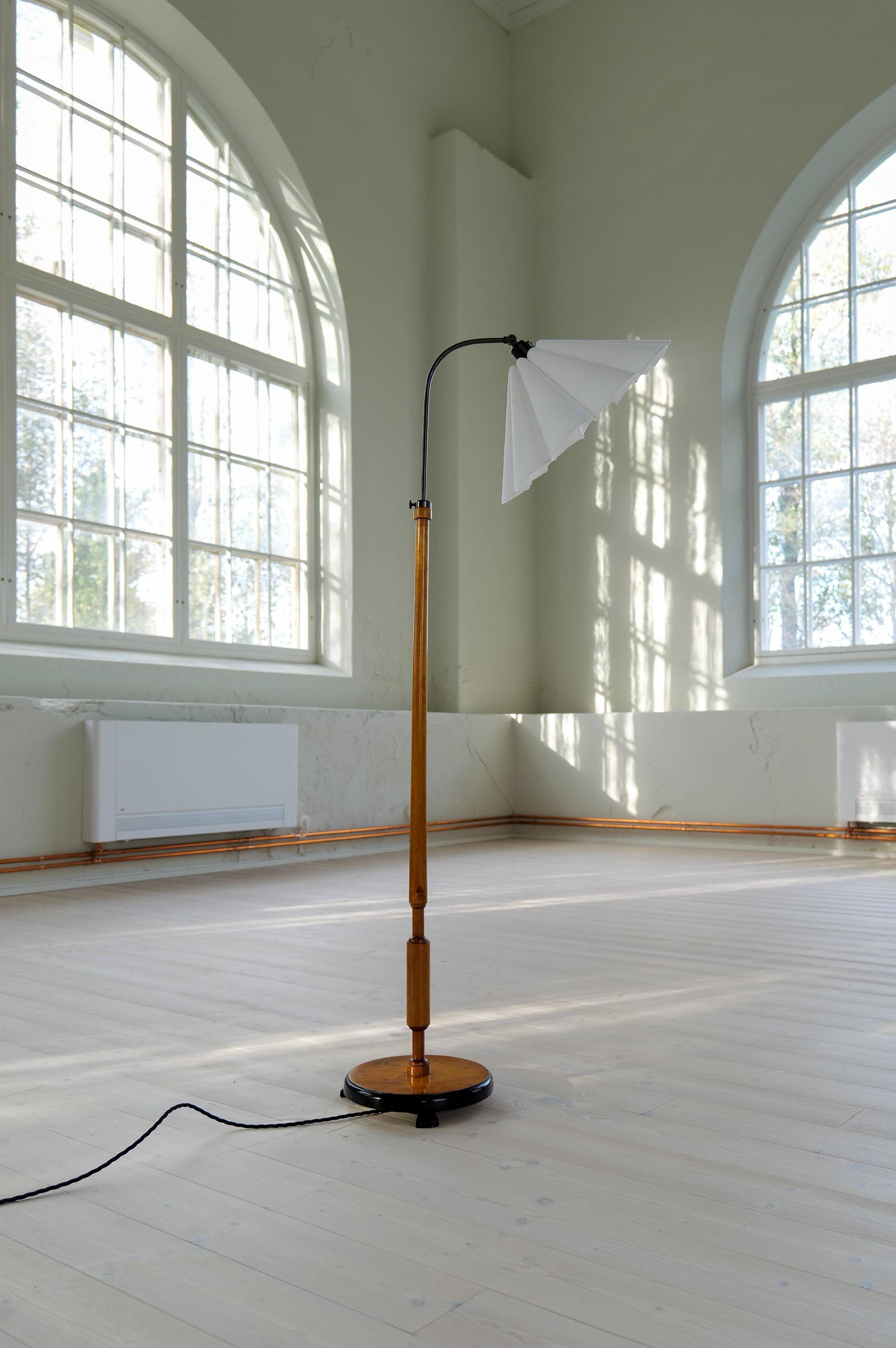 Organic Art Deco floor lamp in stained birch, Sweden, 1930s.