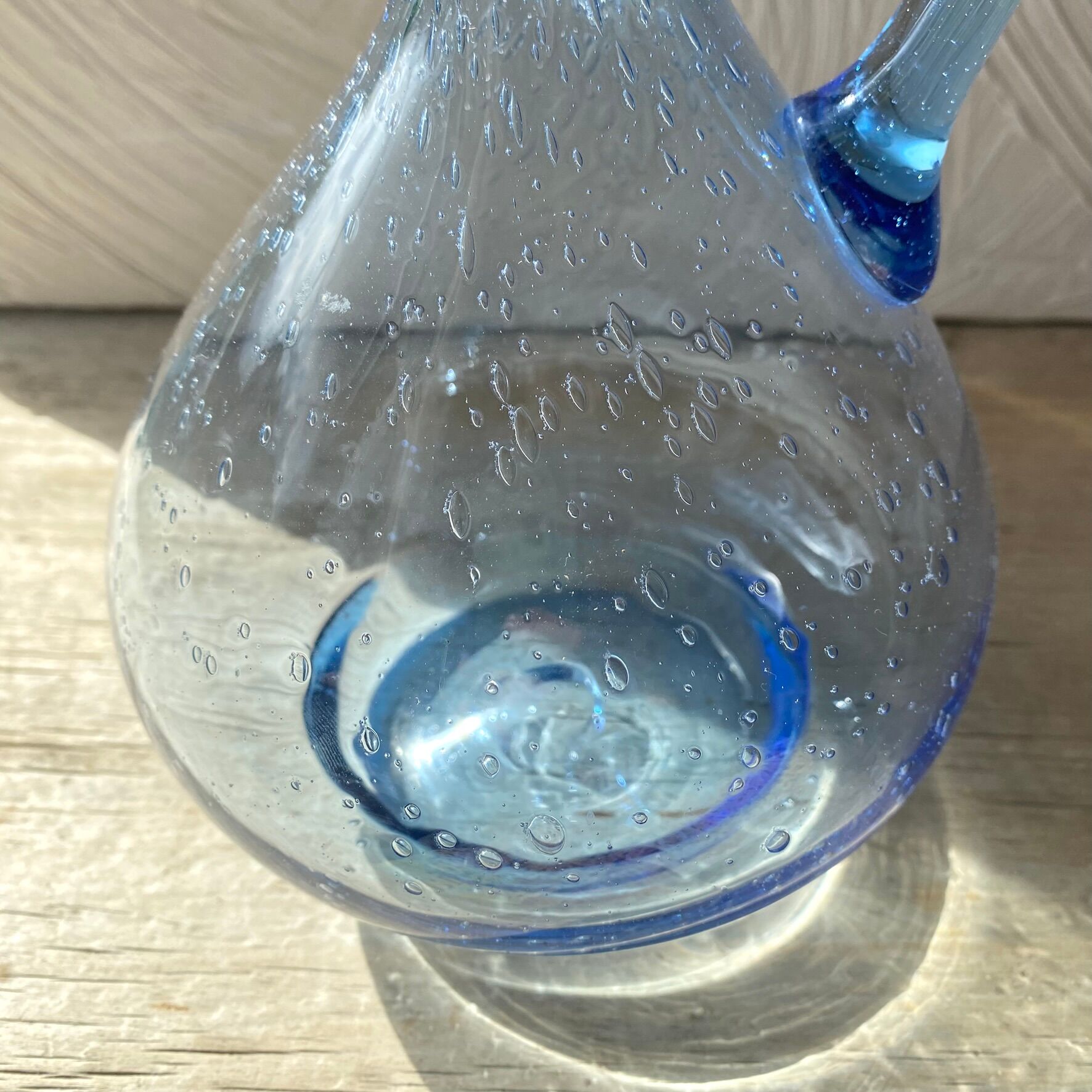 Pichet en verre soufflé bleu 30 cm