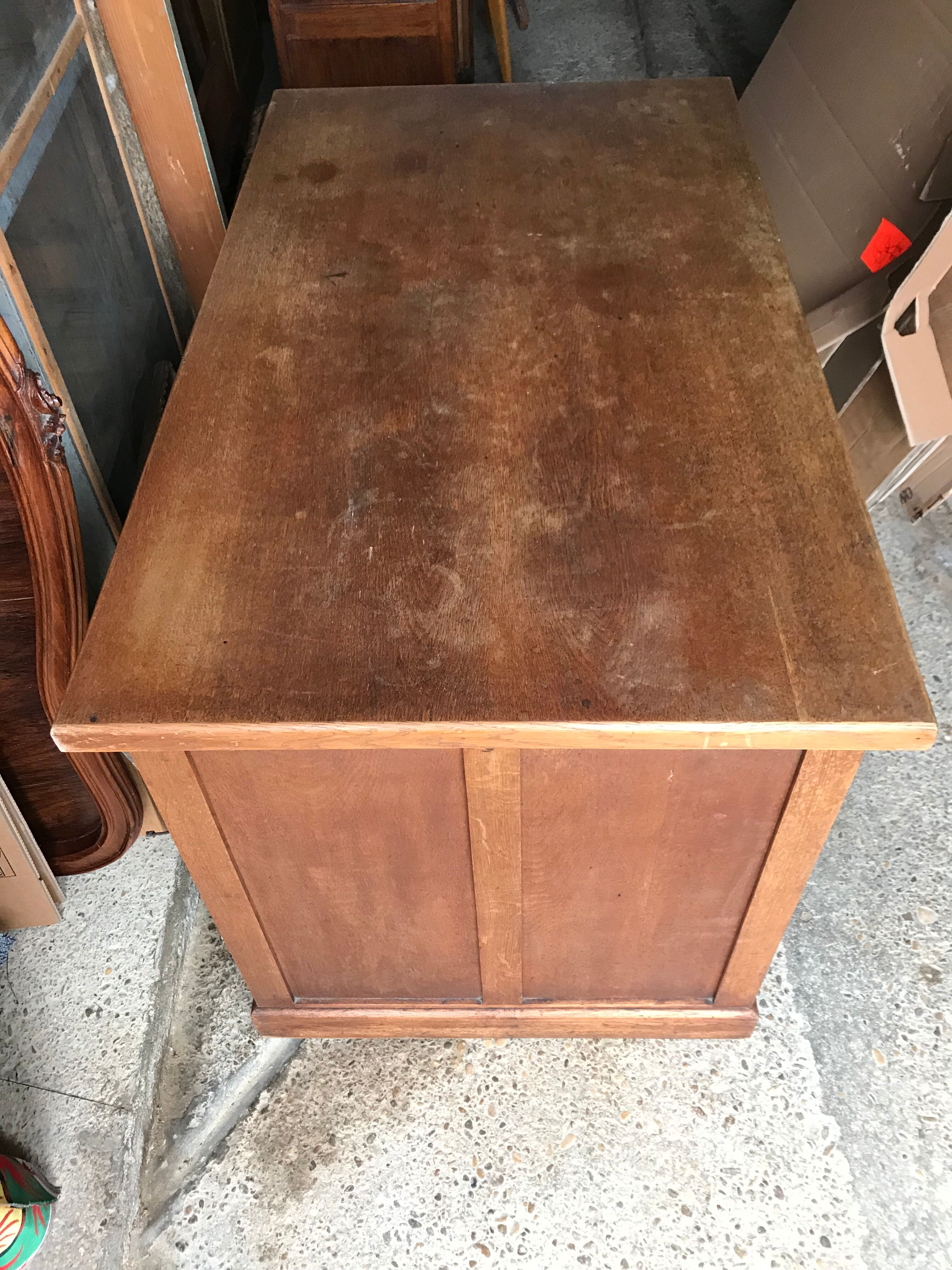 Desk administrative old oak to curtains