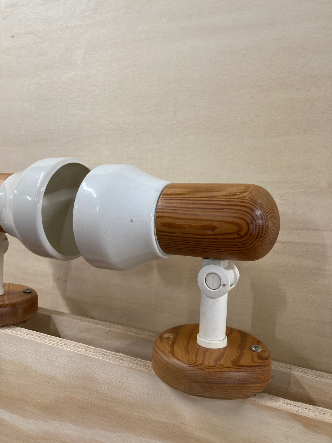 Pair of wall lights in pine and white metal 1980