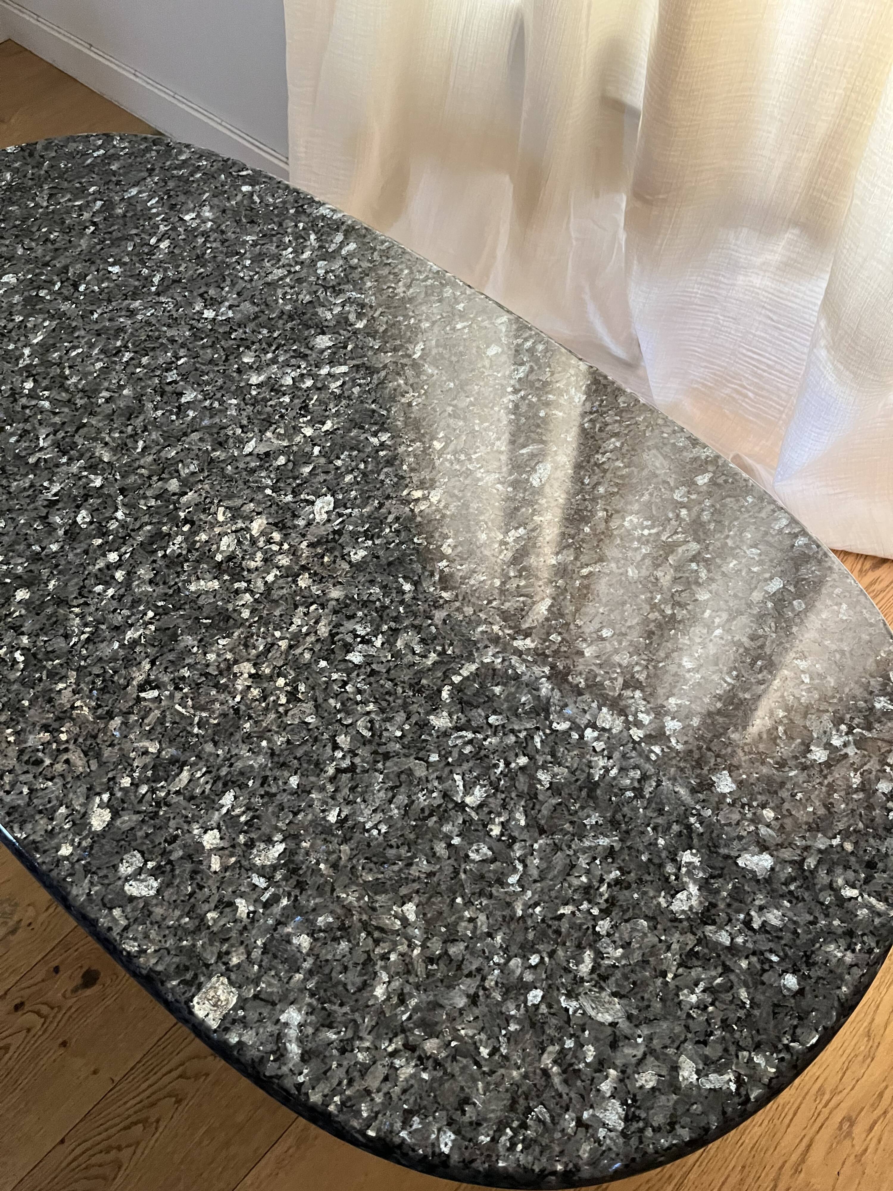 Table basse en granit bleu, circa 1980