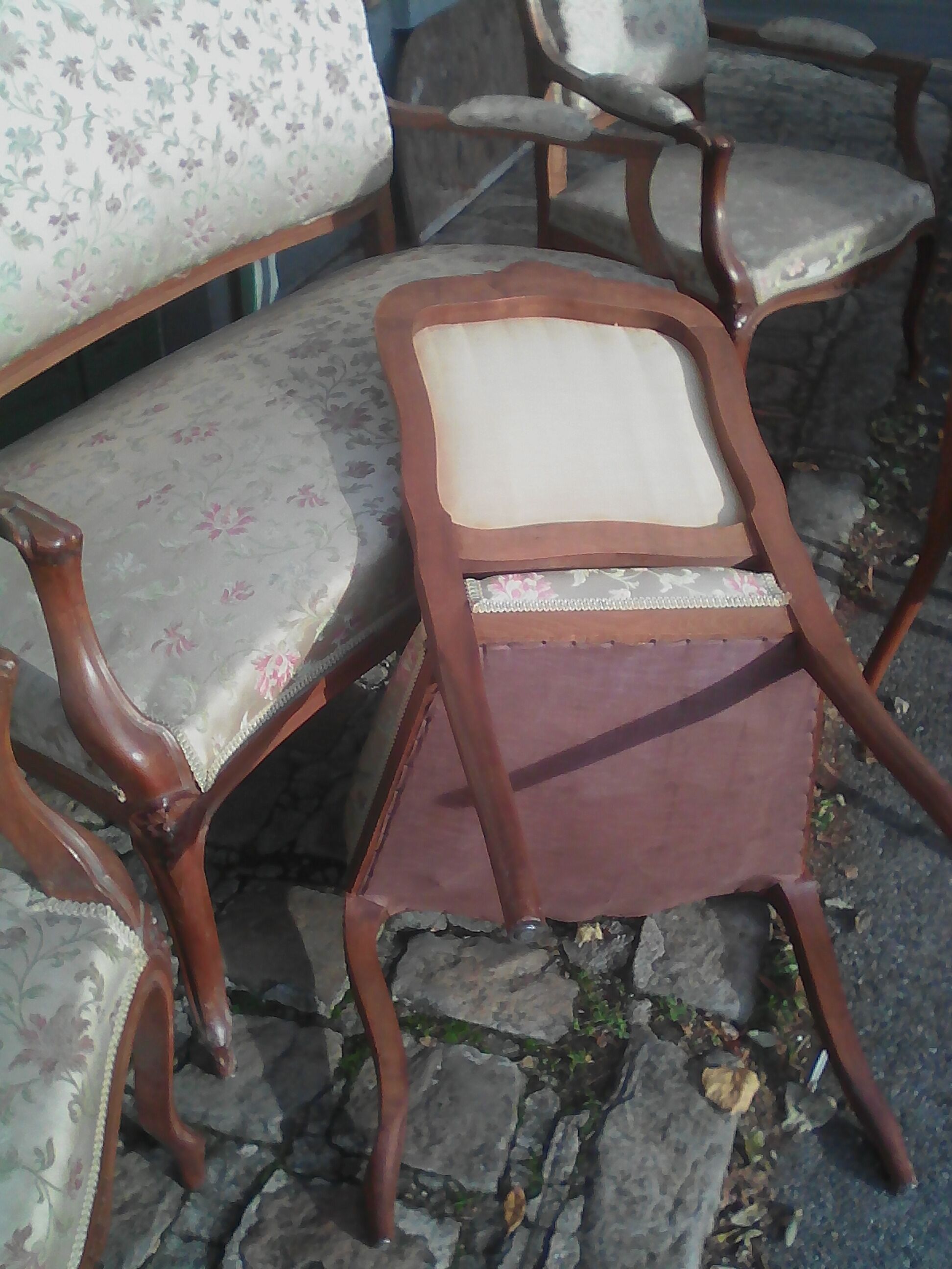 Louix XV show in walnut and silk brodees time 1880