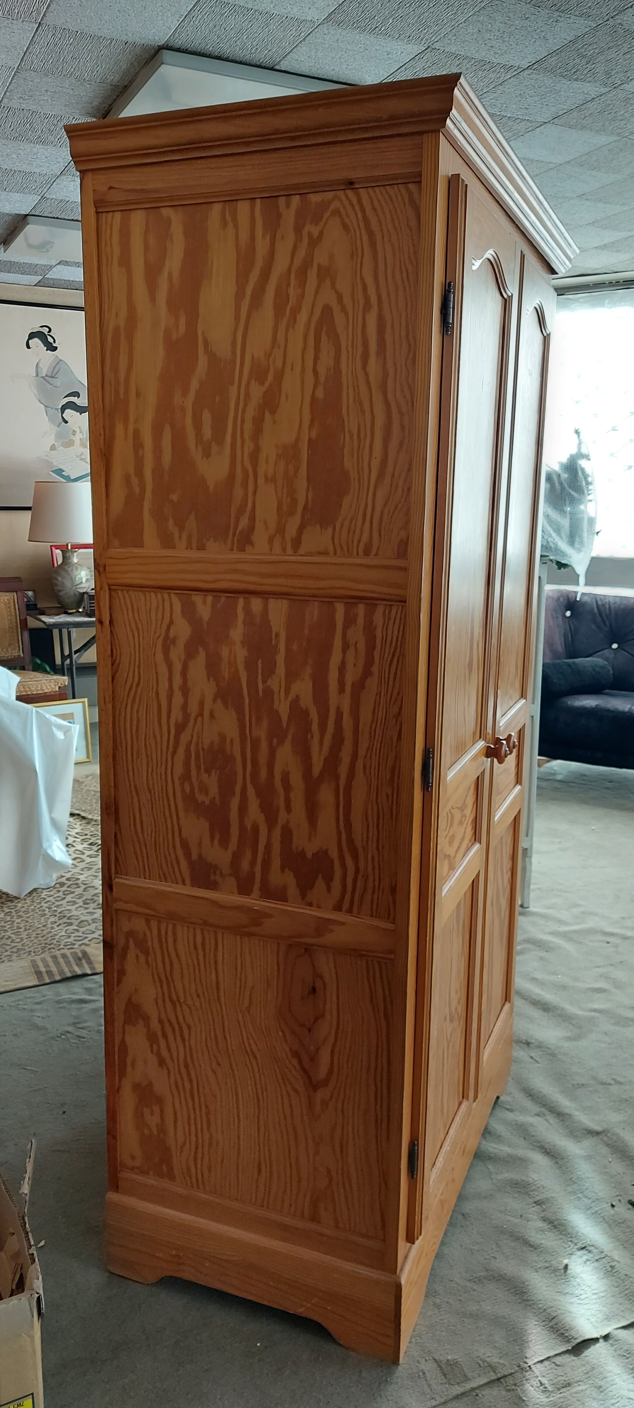 Wardrobe for children's room in pine