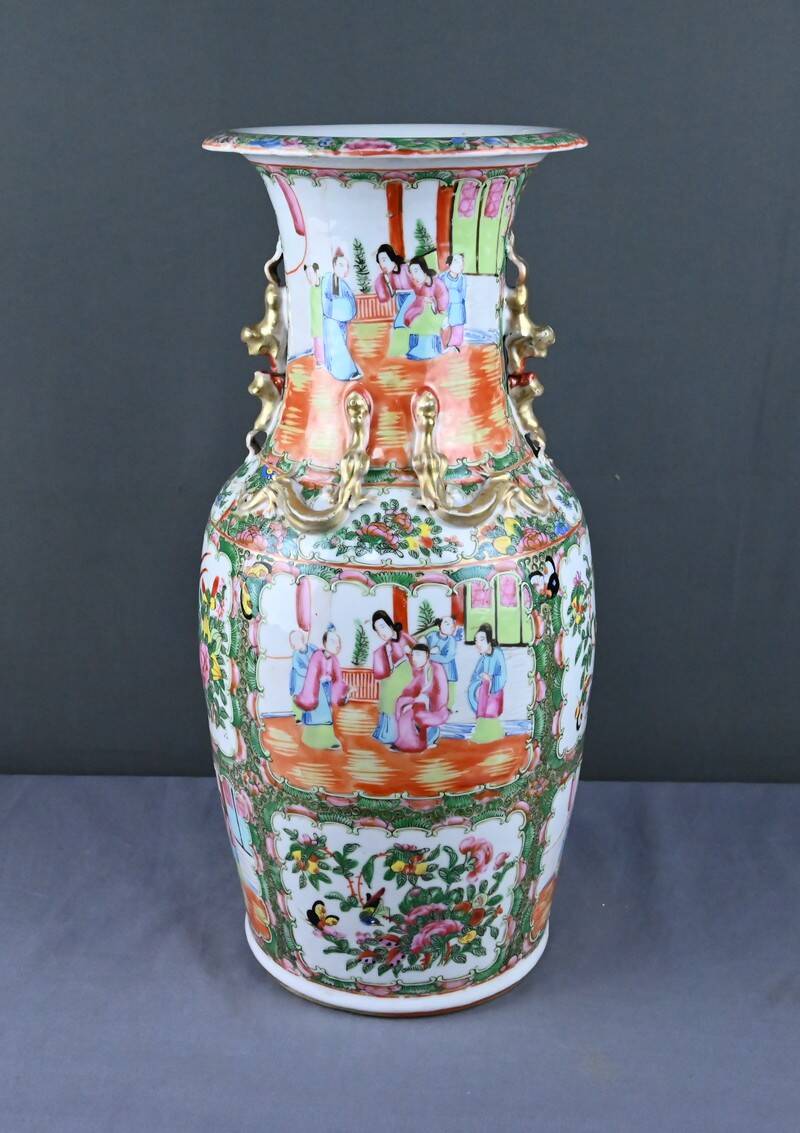 Important Canton porcelain vase, China – late 19th century