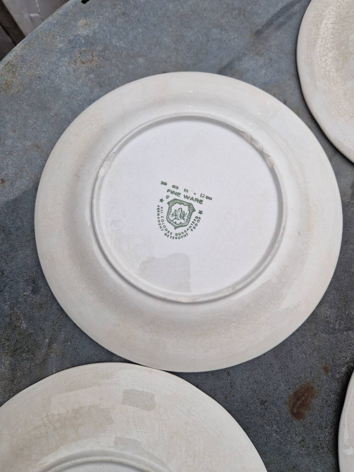 Lot of 8 flat plates in antique English earthenware, fine ware, with patterns.