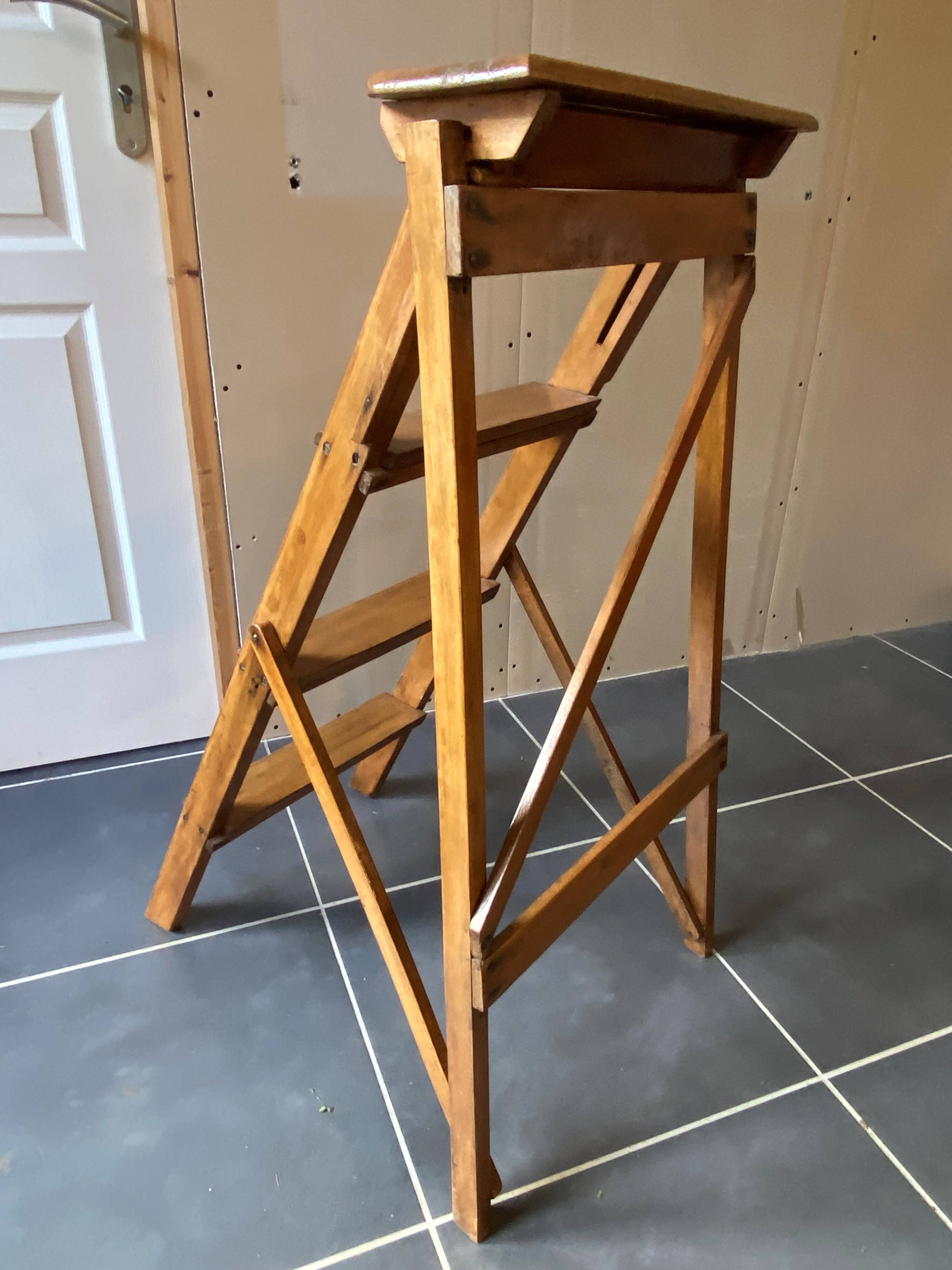 Ancien escabeau pliable peintre d’atelier à 4 marches en bois années 40