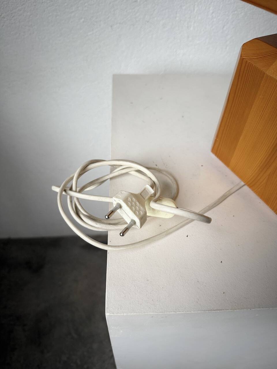 Constructivist wooden table lamp