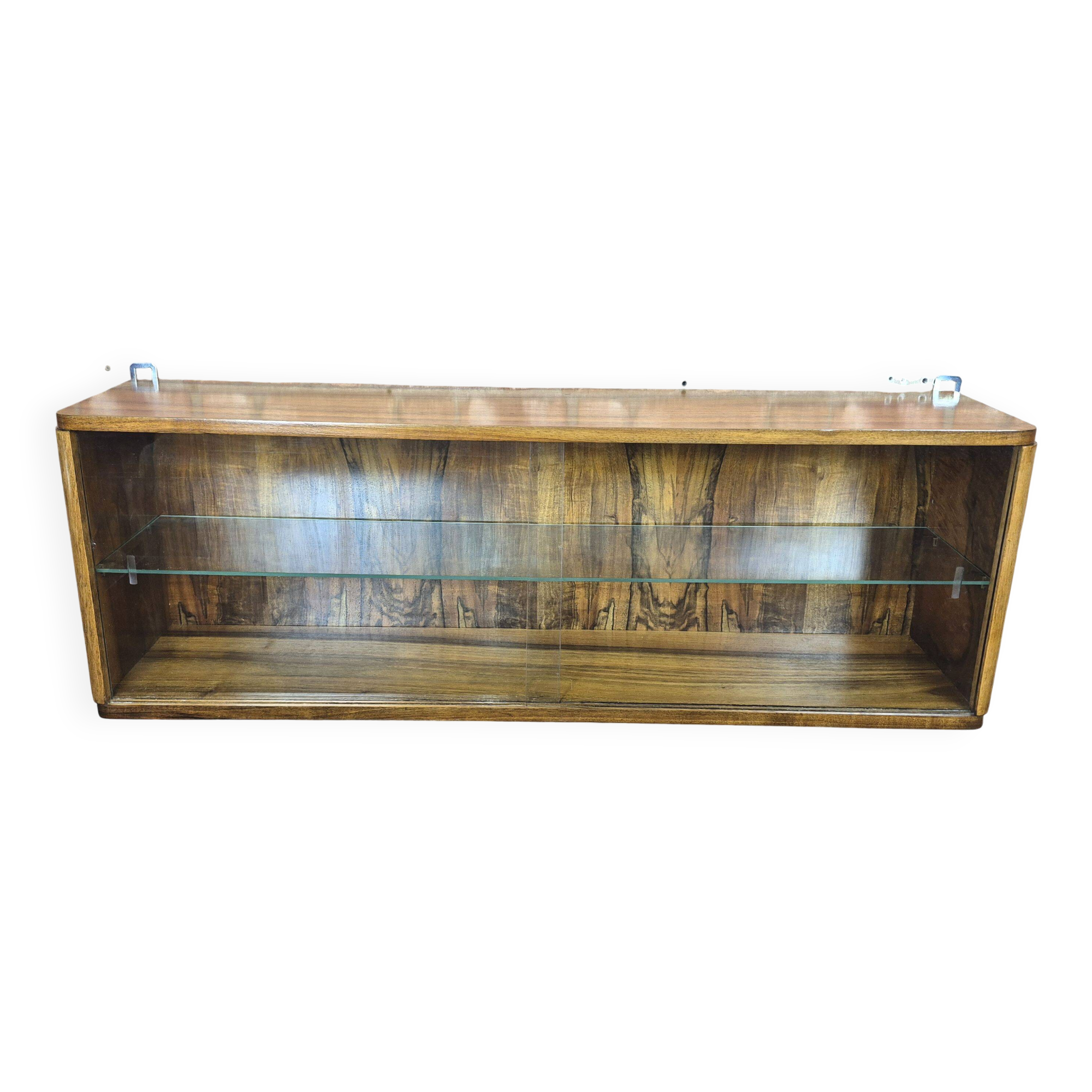 Vitrine suspendue en noyer après rénovation. Style vintage / loft / sur mesure