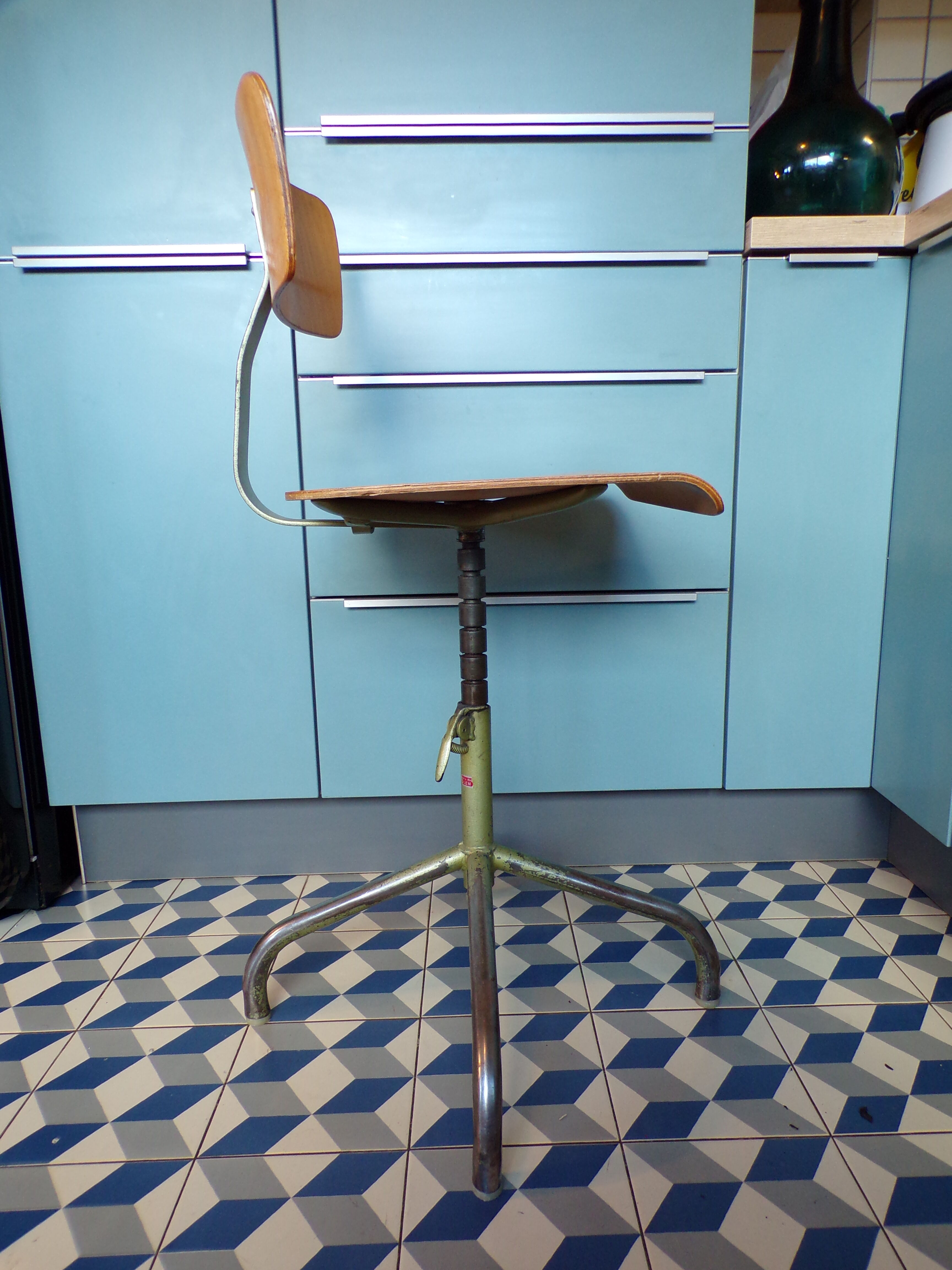 Swivel workshop chair