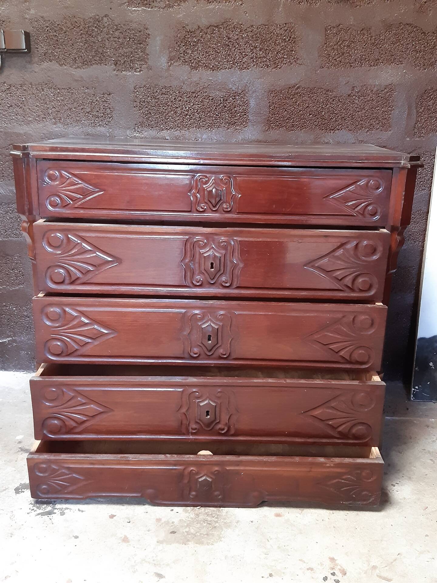Chest of drawers with 5 drawers.