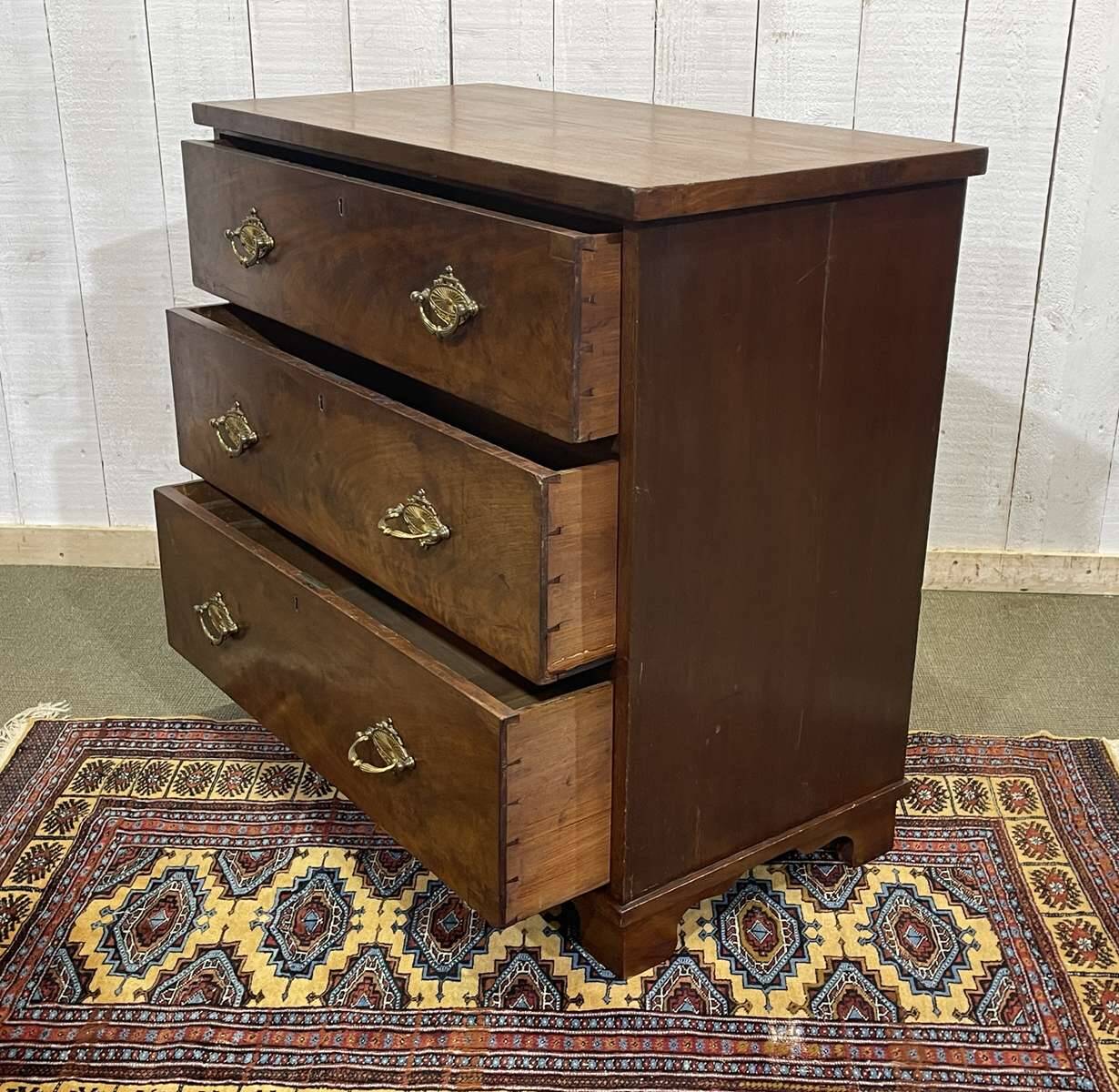 English commode with 3 drawers from the 19th century in mahogany.