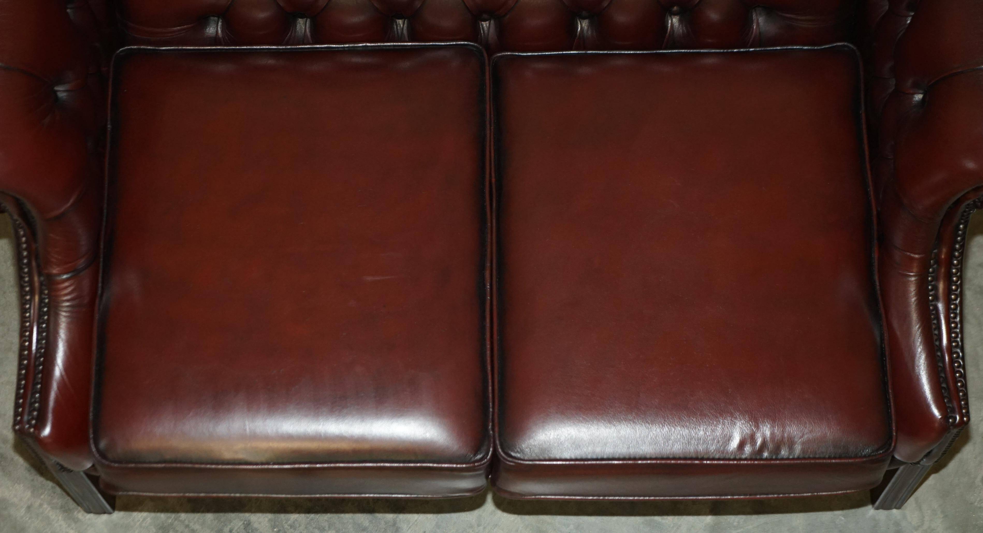 Paire de canapés Chesterfield capitonnés en cuir restaurés Harrods London
