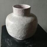 Vase en céramique à couverte blanche crouteuse et craquelée,