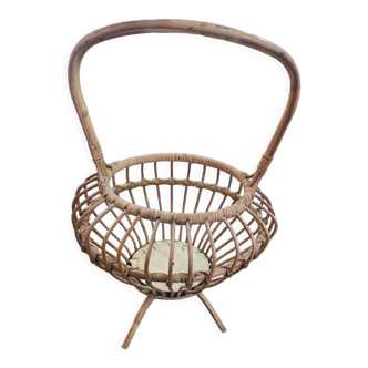 Rattan basket on foot