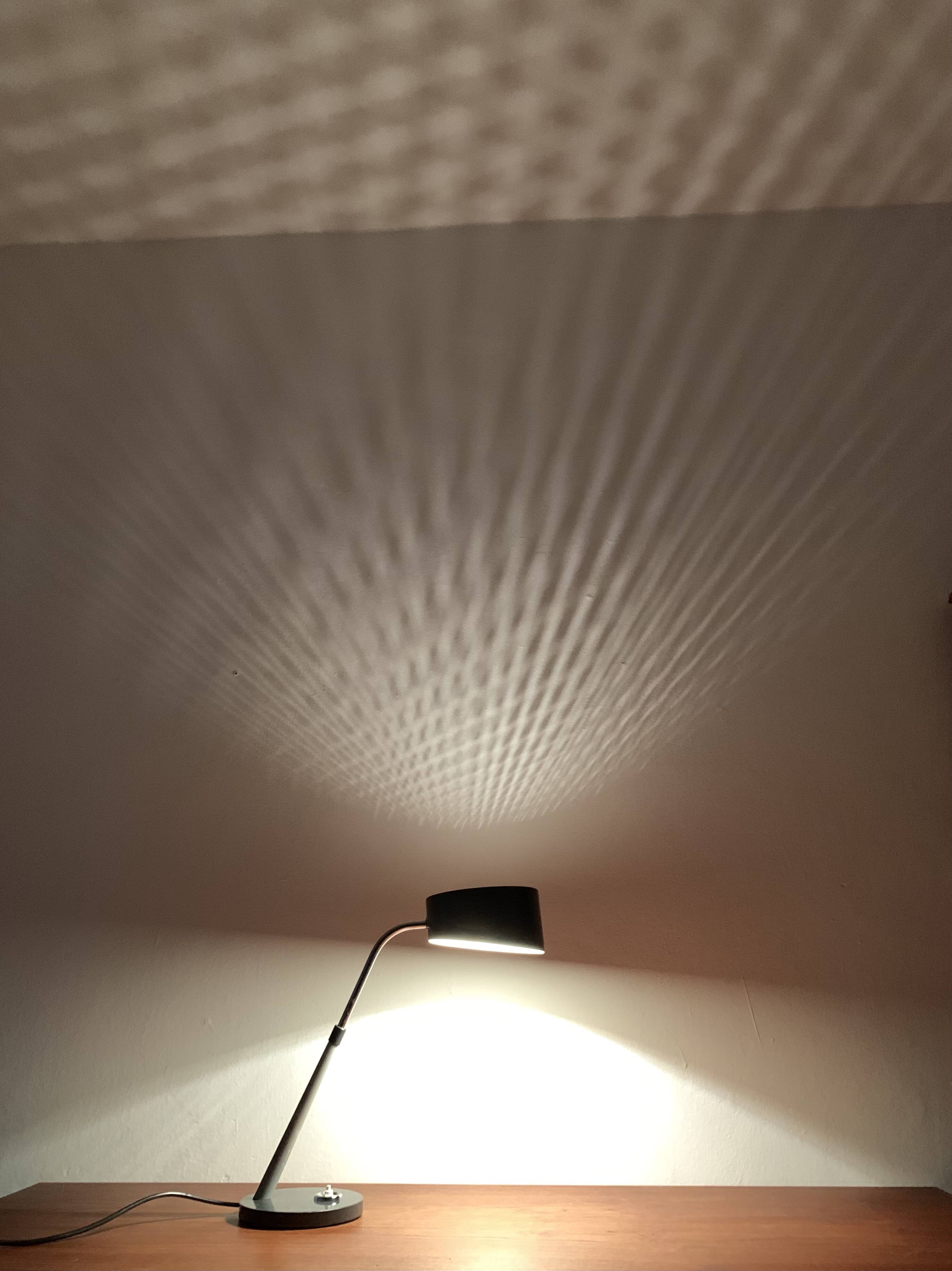 Lampe de table industrielle en métal français