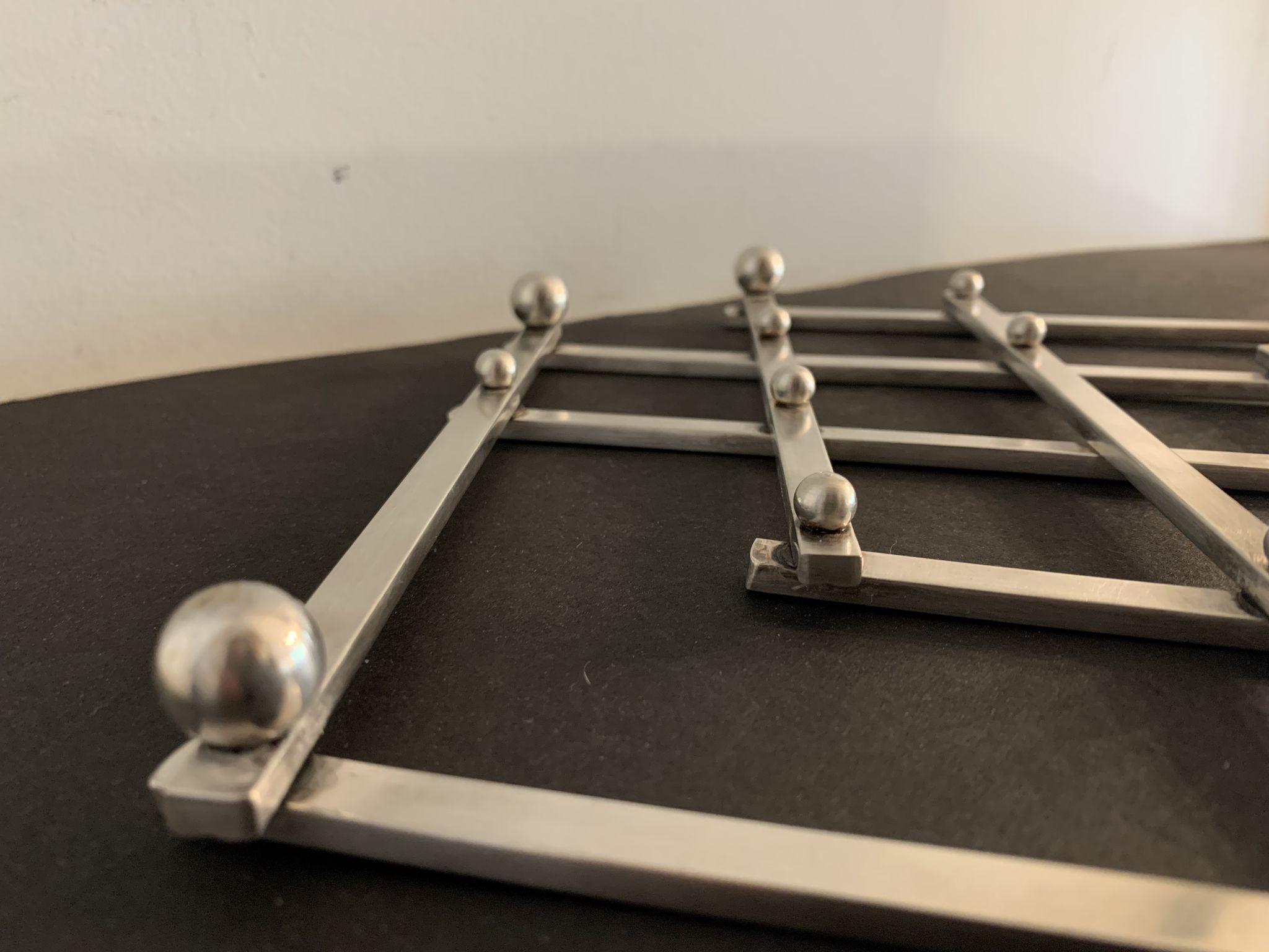 Paire de dessous de plat anciens extensibles métal argenté 1940