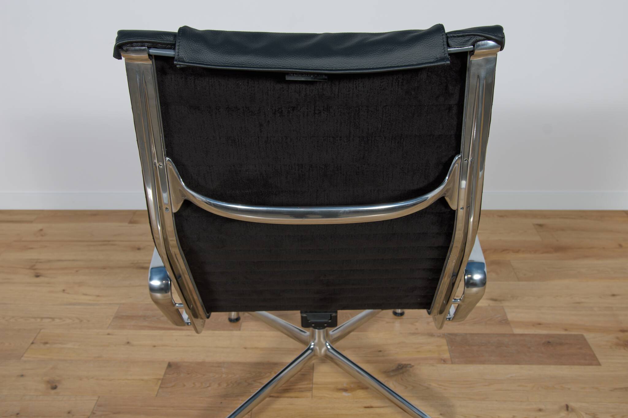 Eames Alu Group EA124 & EA125 Lounge Chair & Ottoman by Charles & Ray Eames for Vitra, 1980s.