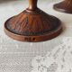 Paire de bougeoirs en bois sculpté