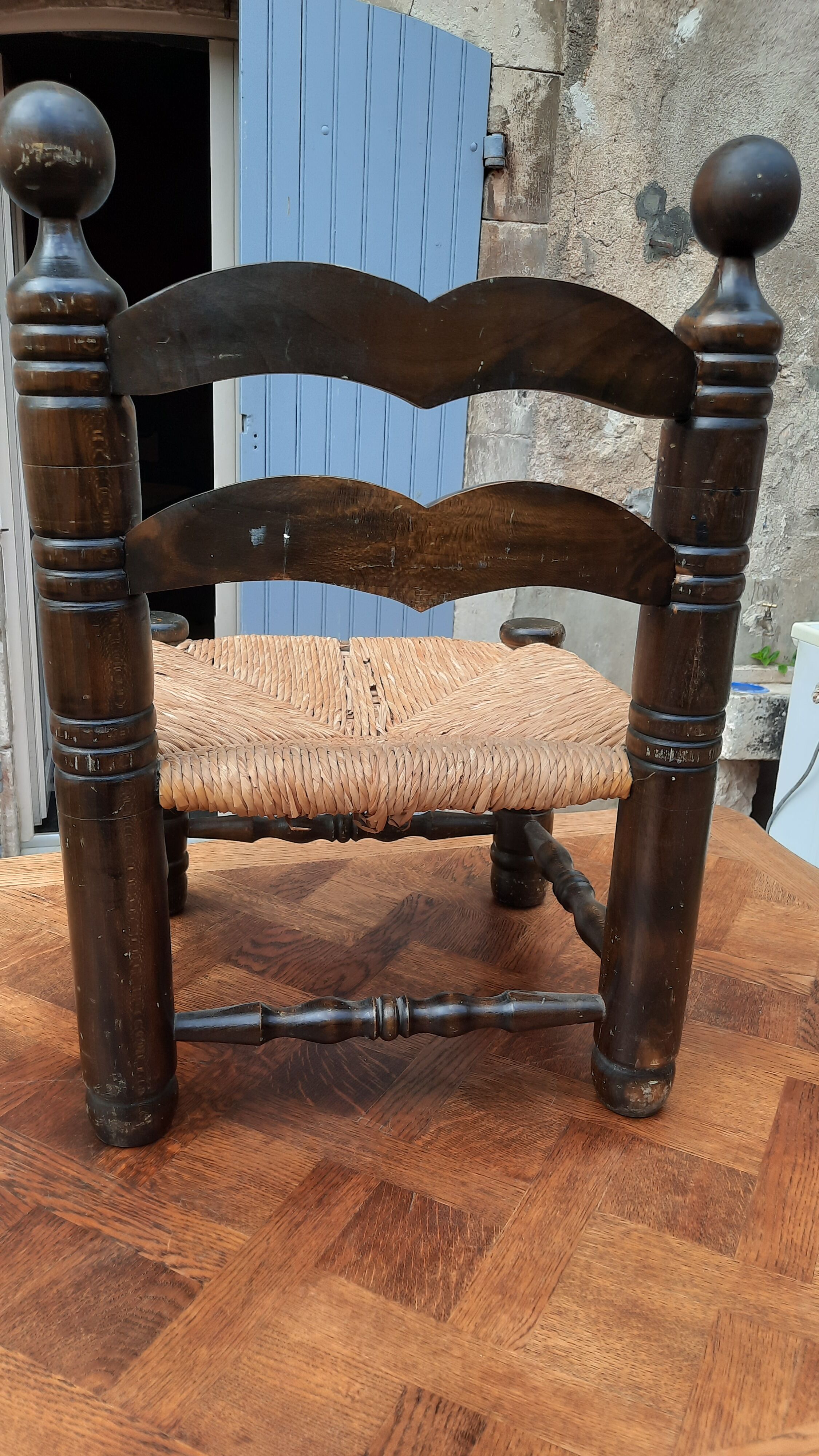Chaise basse campagnarde