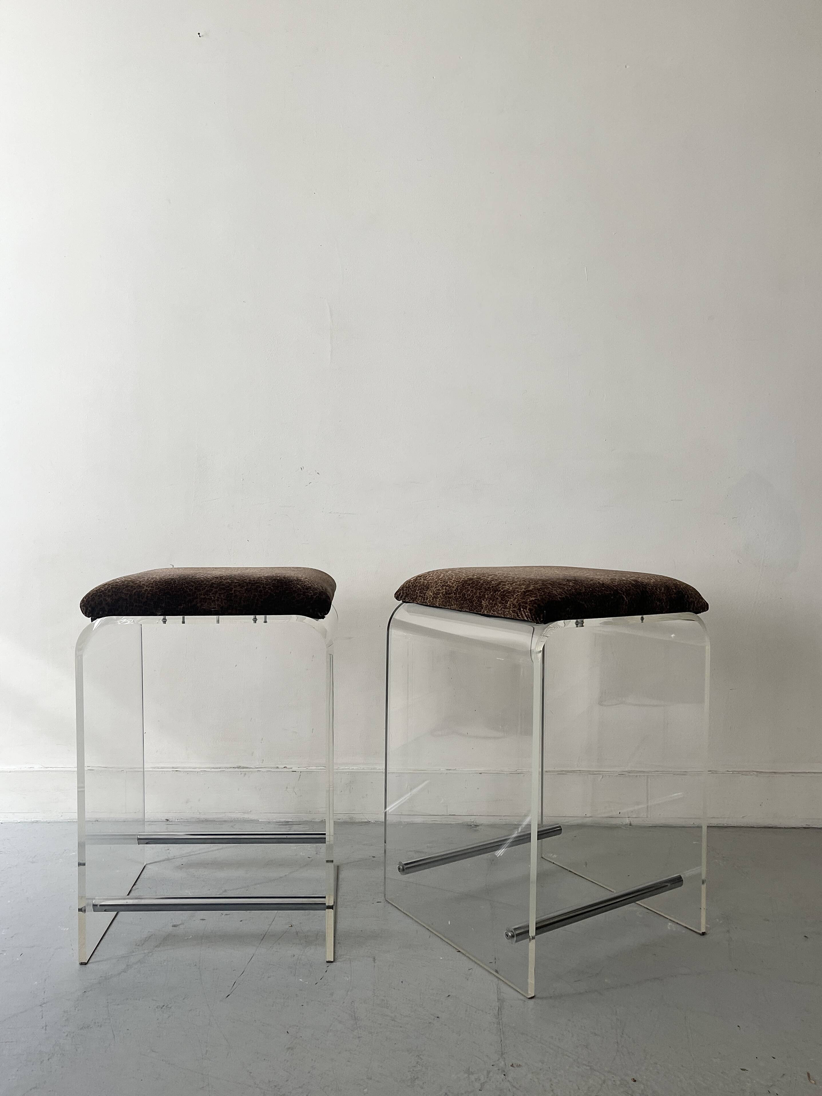 2 tabourets de bar en plexiglas, chrome et velours léopard, 1970