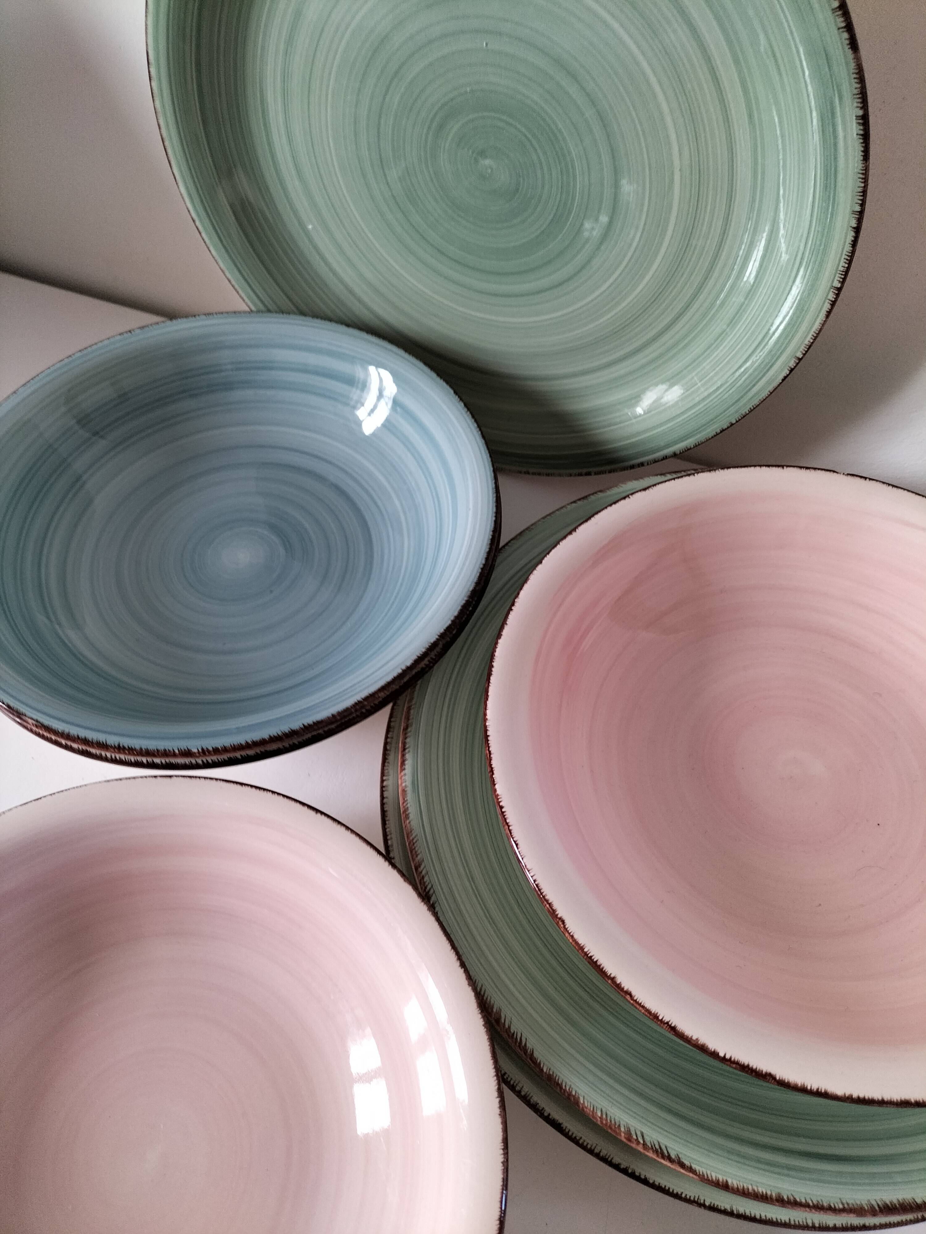 Set of 7 vintage flat and deep plates