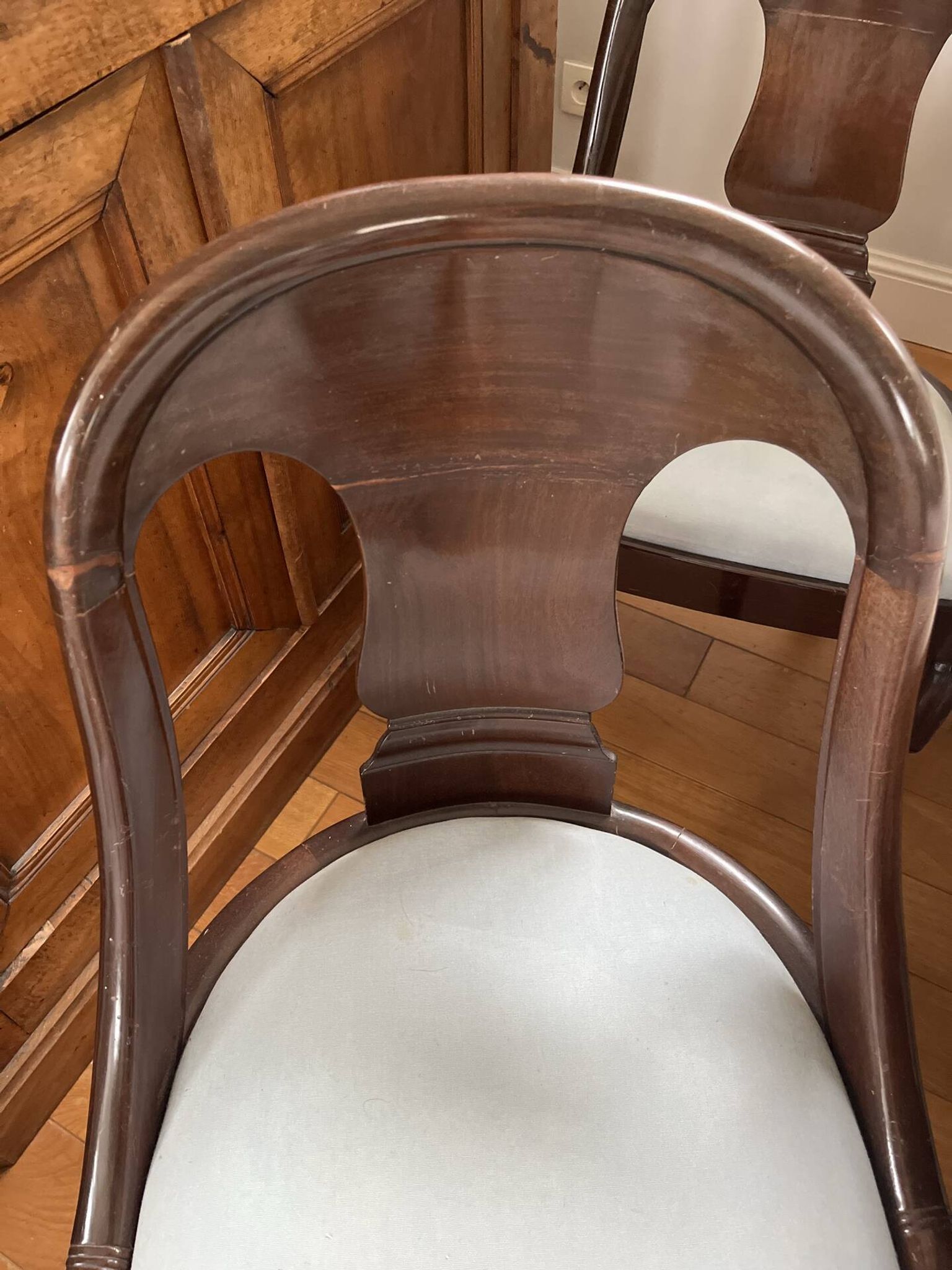 8 chairs in solid mahogany