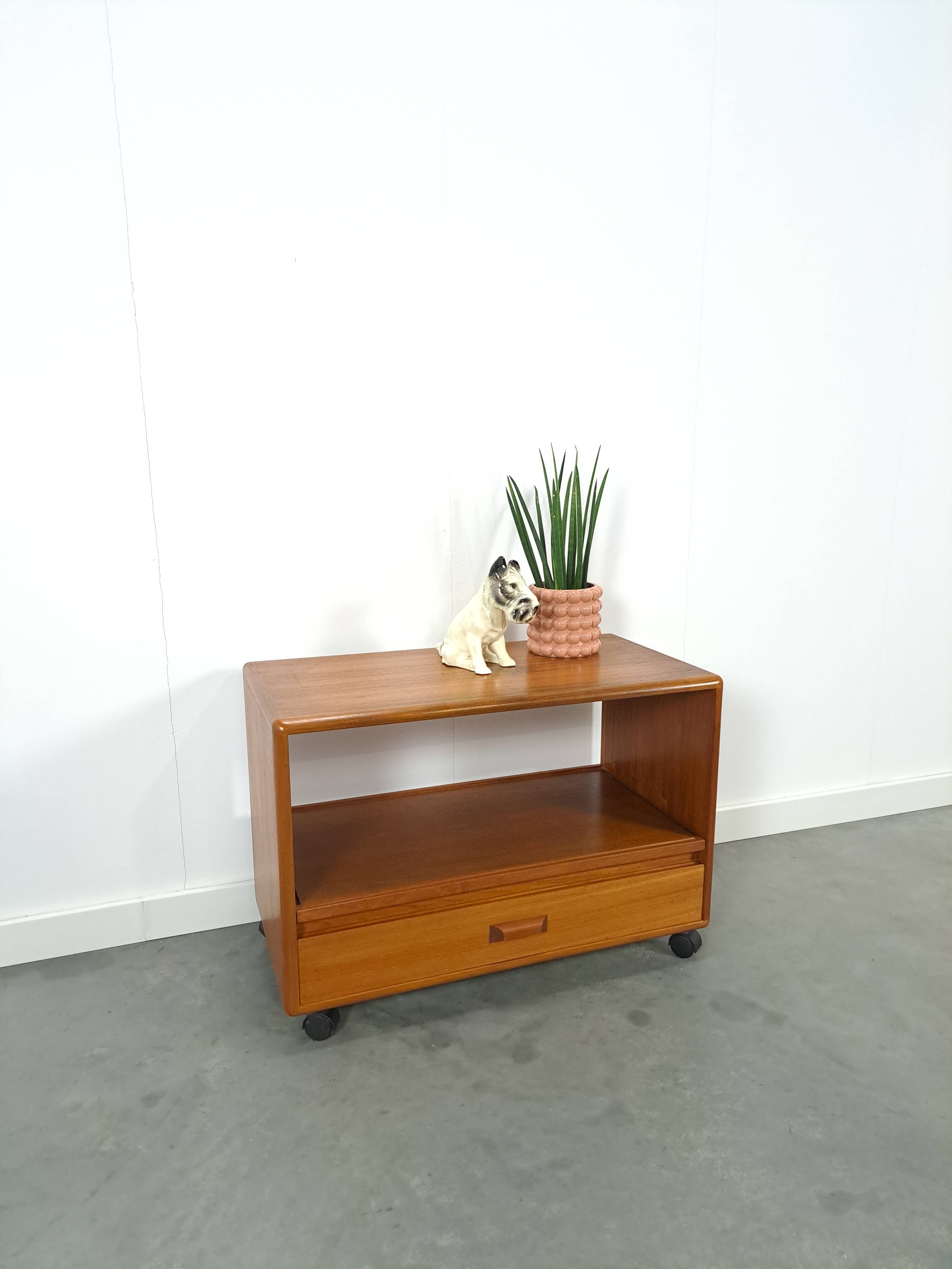 Meuble audio TV sur roulettes design danois en teck Dyrlund