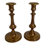 Paire d’anciens bougeoirs en laiton