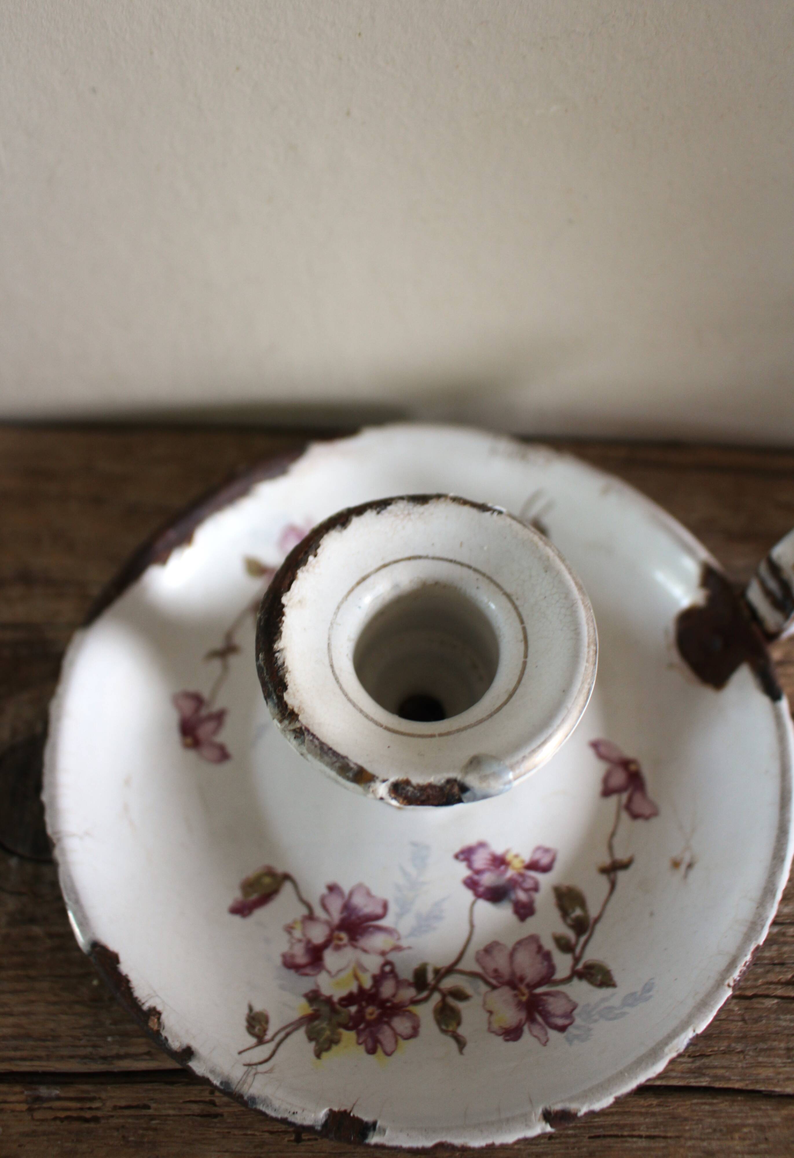 Bougeoir rat de cave vintage en tôle émaillée blanche décorée de fleurs roses