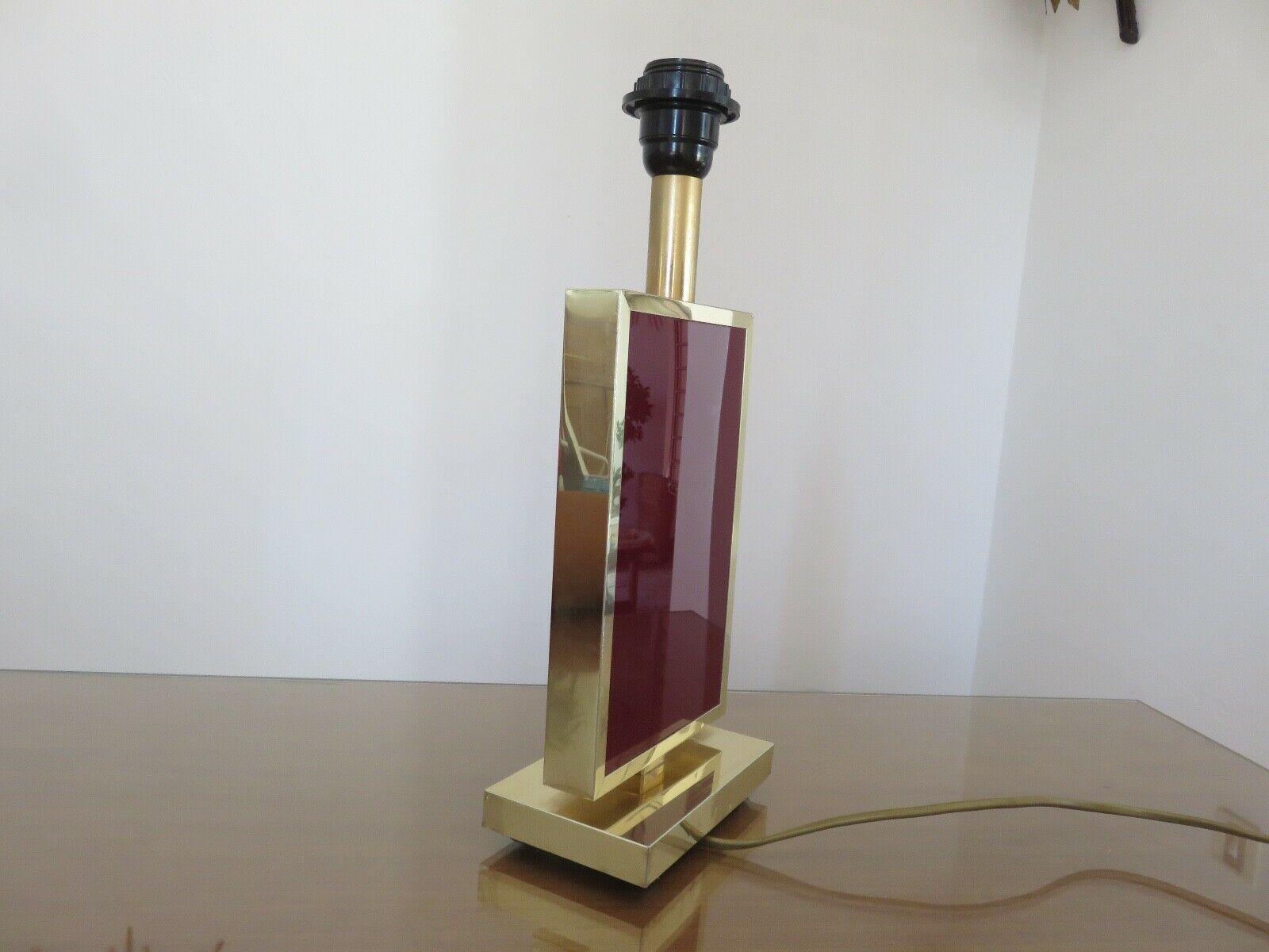 Lampe en laiton et plexiglas bordeaux années 70