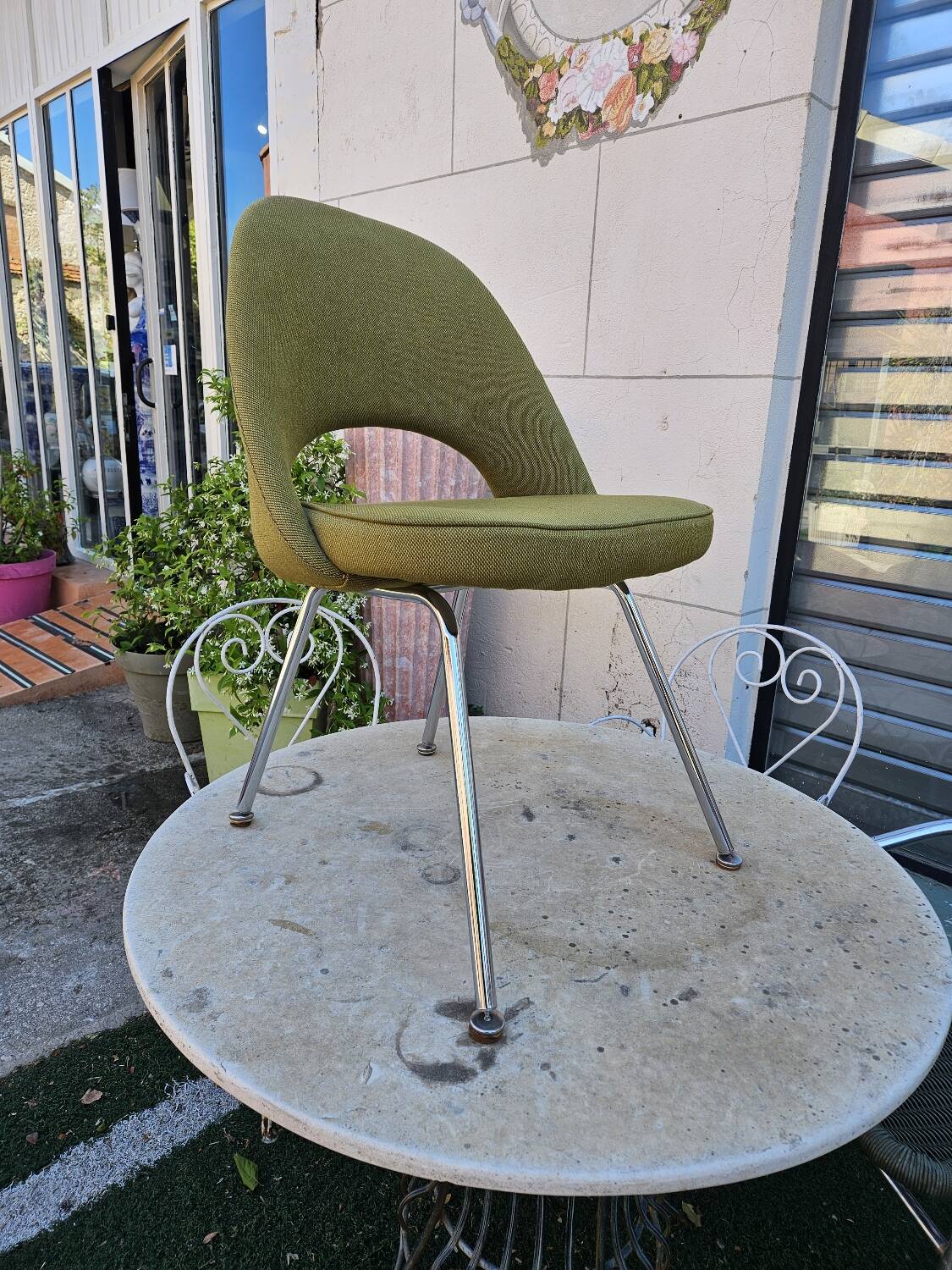 Knoll conference chair designed by Eero Saarinen