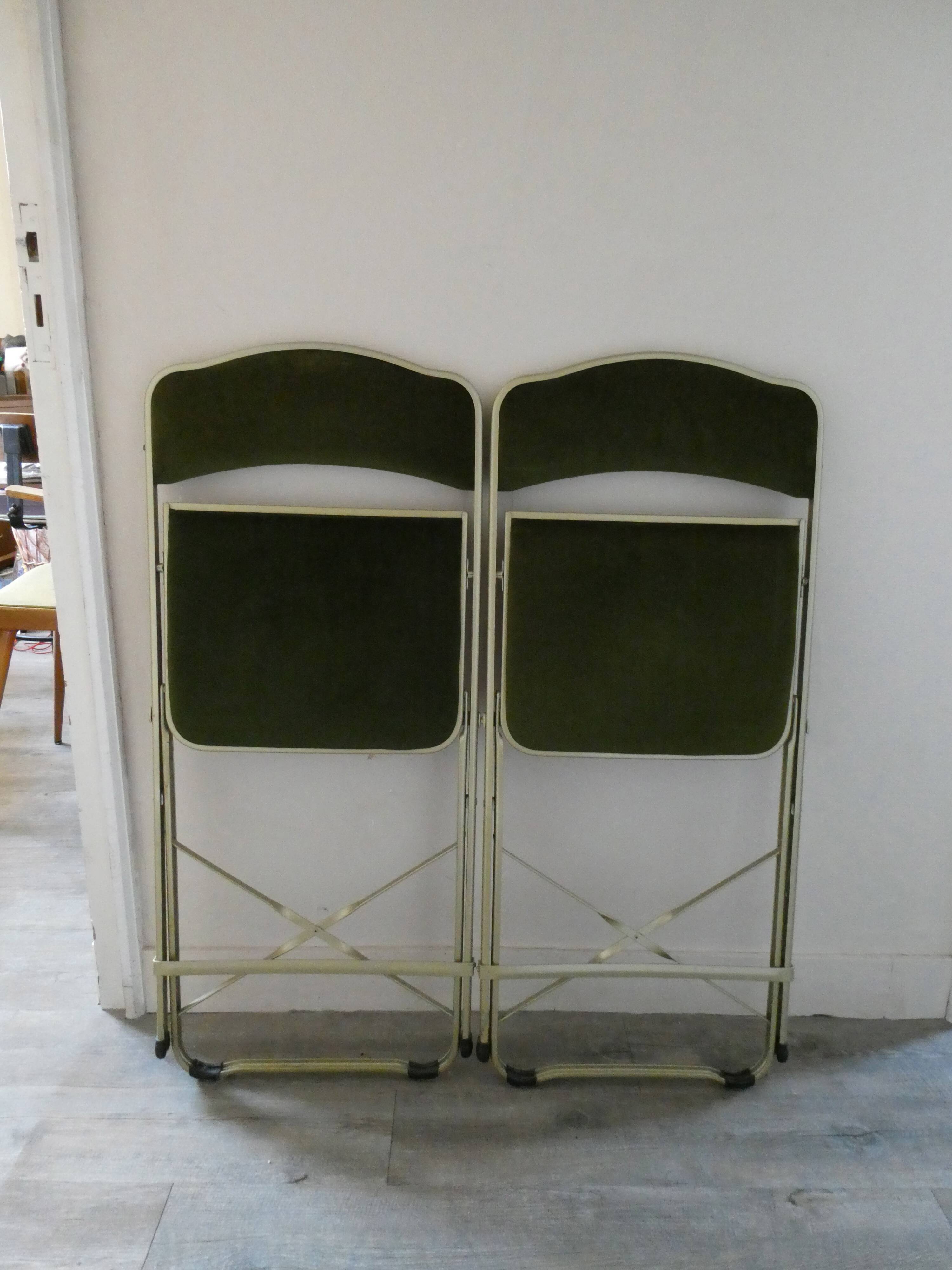 Paire de chaises pliantes en velours vert kaki